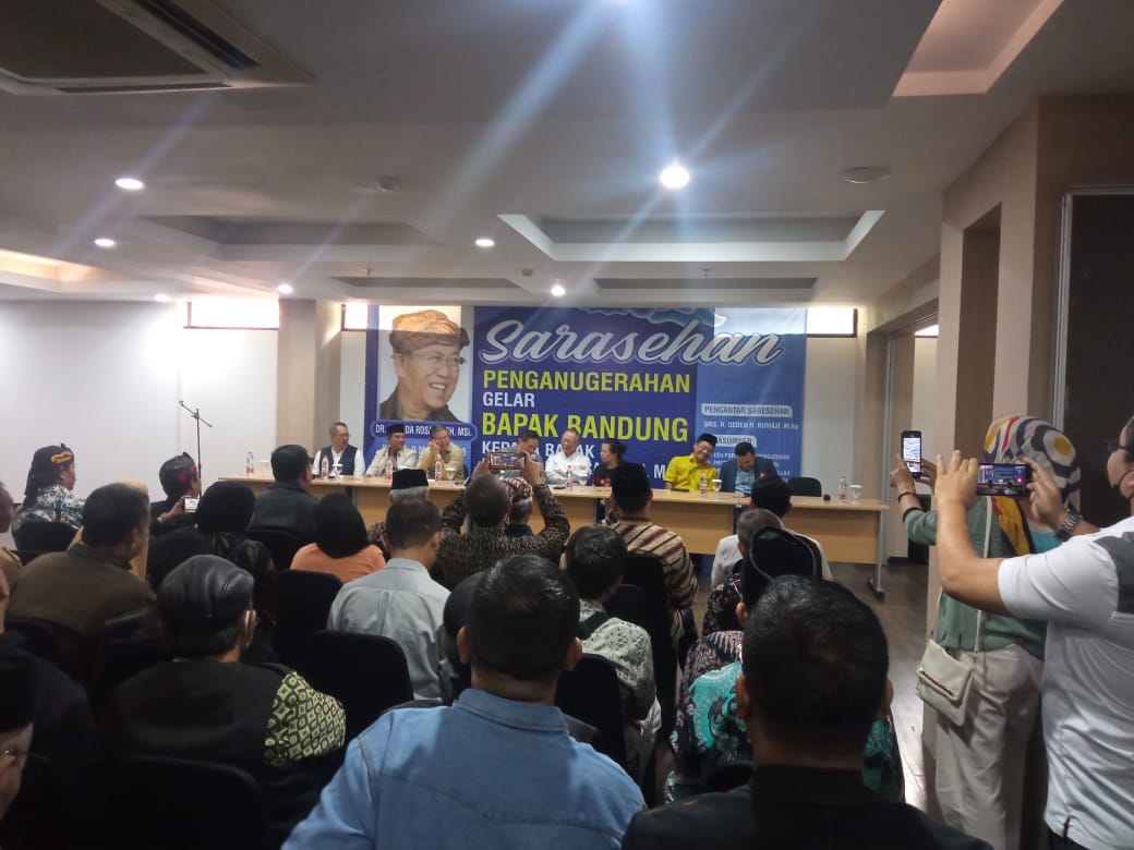 Sarasehan penganugerahan gelar Bapak Bandung dari masyarakat, tokoh dan sesepuh Kota Bandung untuk Dada Rosada 