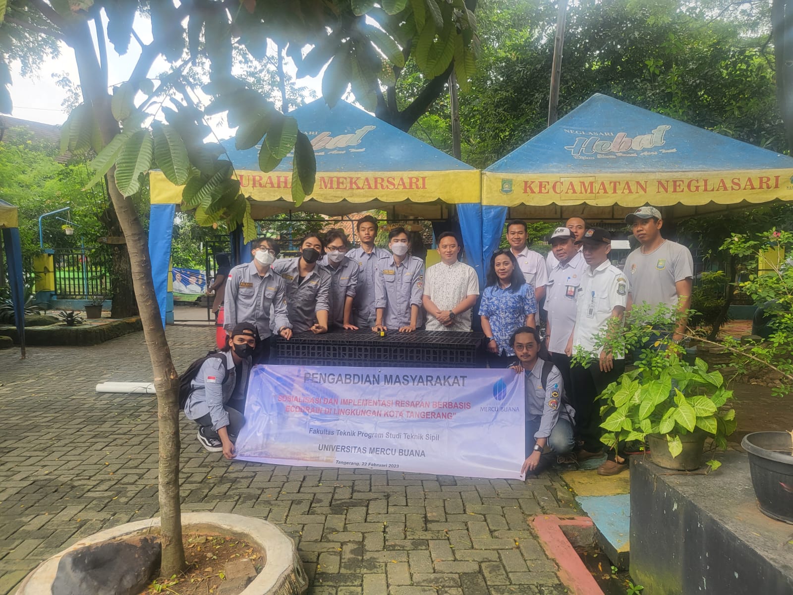 Mahasiswa Universitas Mercu Buana (UMB) melakukan pemasangan nonwoven geotextile pada pembuatan sumur resapan di Kota Tangerang.