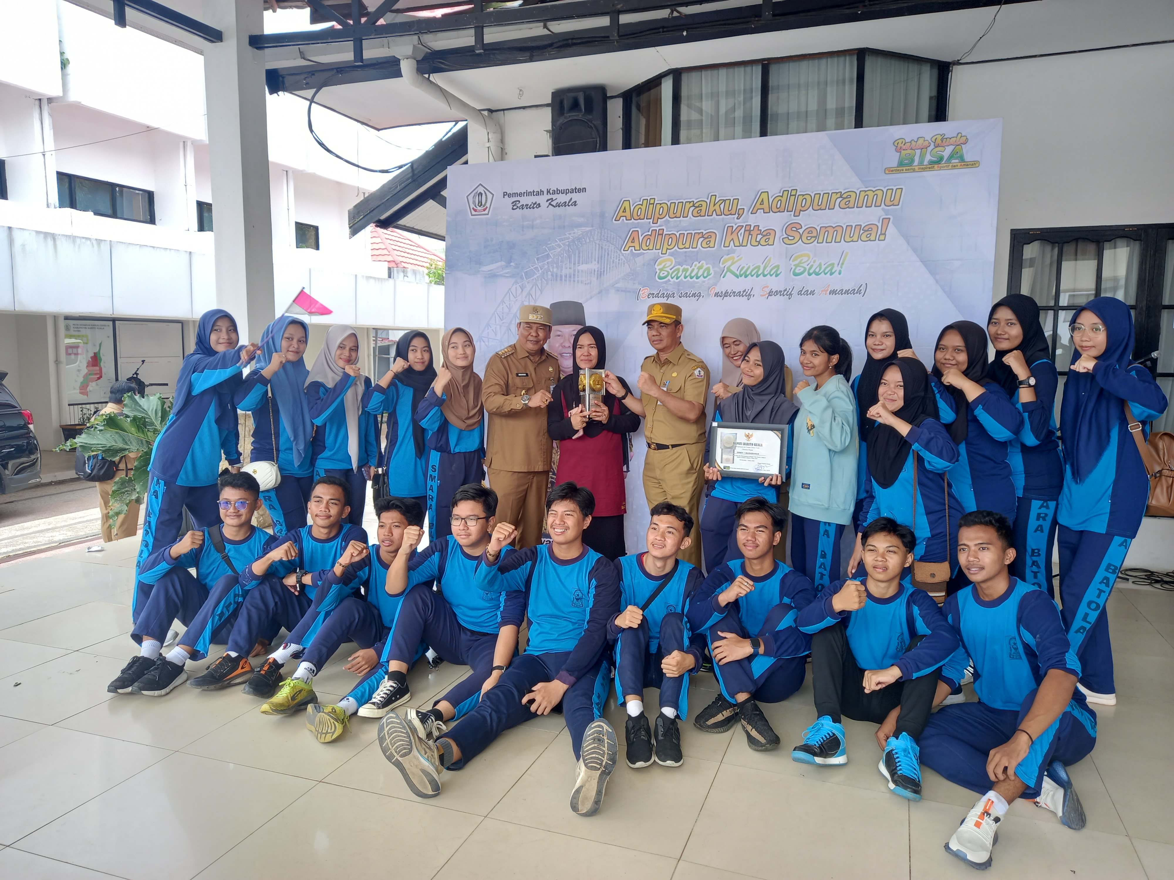 Pemimpin daerah dan masyarakat Barito Kuala merayakan perolehan penghargaan Adipura