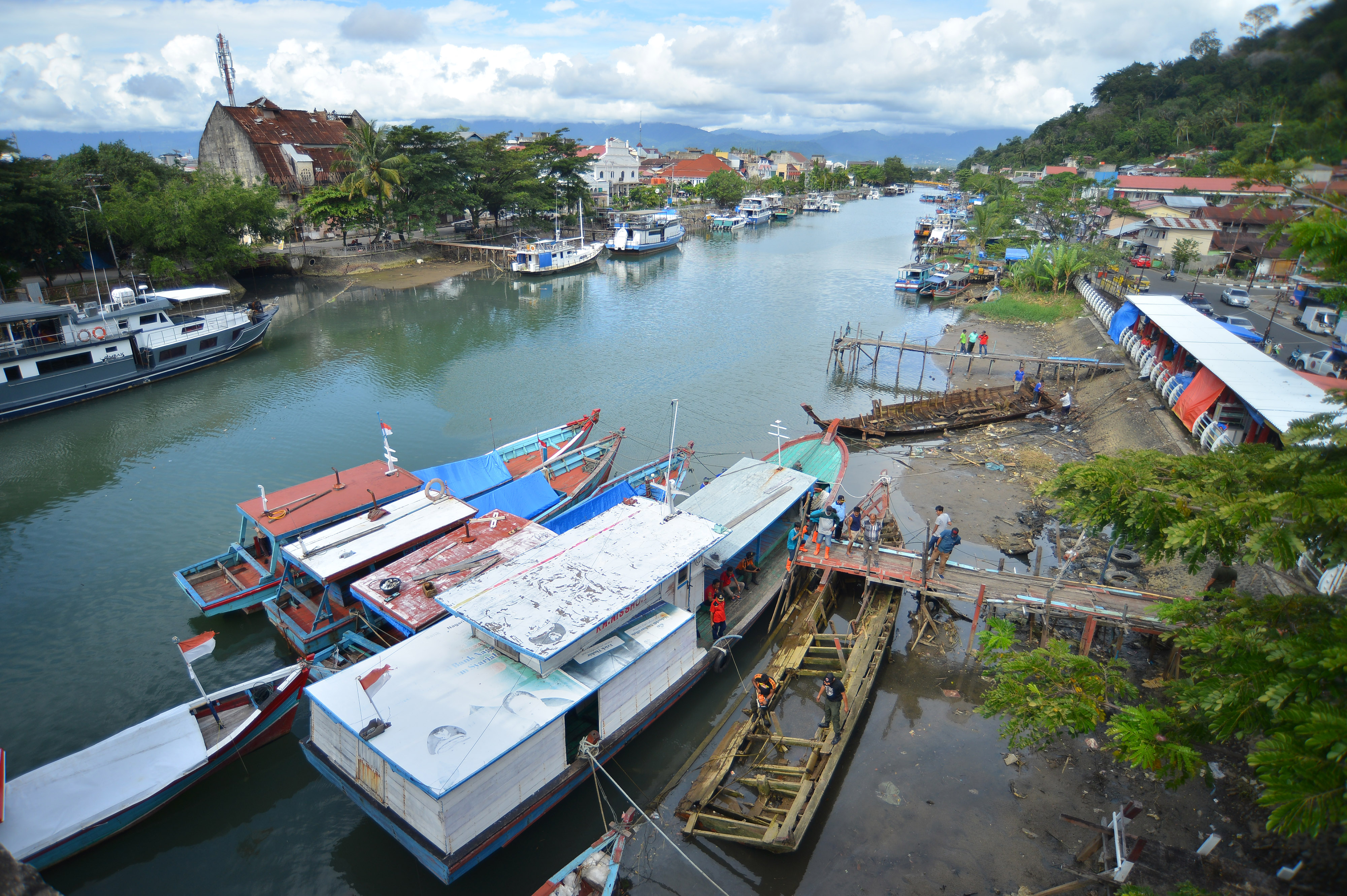 Pemandangan salah satu sungai di Padang, Sumatra Barat.