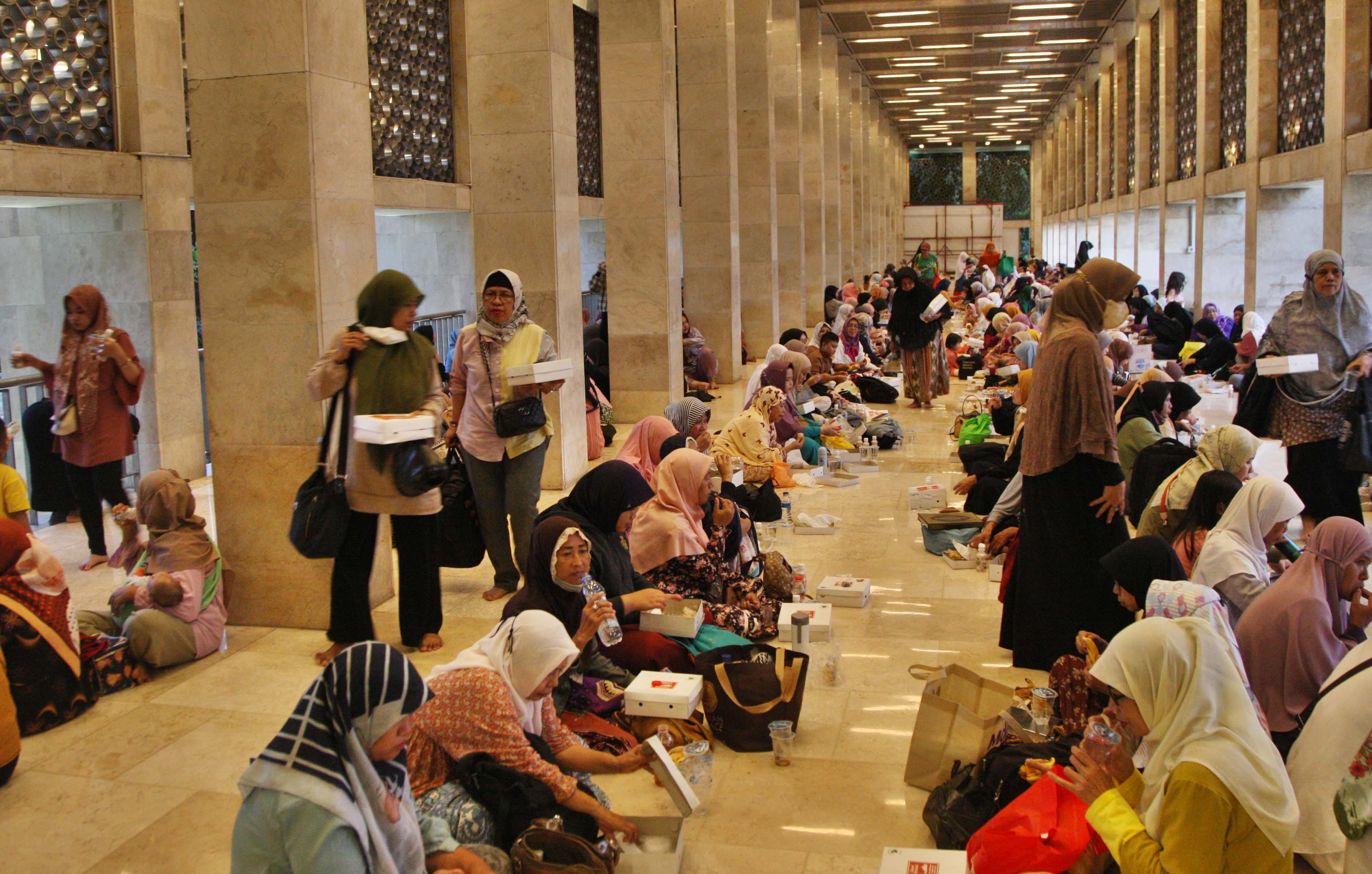 Ilustrasi: ribuan jamaah mengikuti buka puasa Bersama di selasar Masjid Istiqlal, Jakarta, Kamis (23/03/2023)