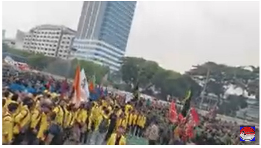 Ribuan mahasiswa dari berbagai kampus di Jabodetabek tumpah ruah ke Gedung DPR menolak disahkannya Perppu Ciptaker, Senin (20/3/2023)