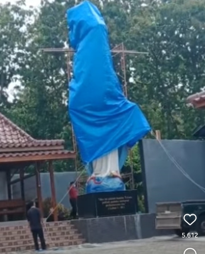 Penutupan patung Bunda Maria oleh kain terpal