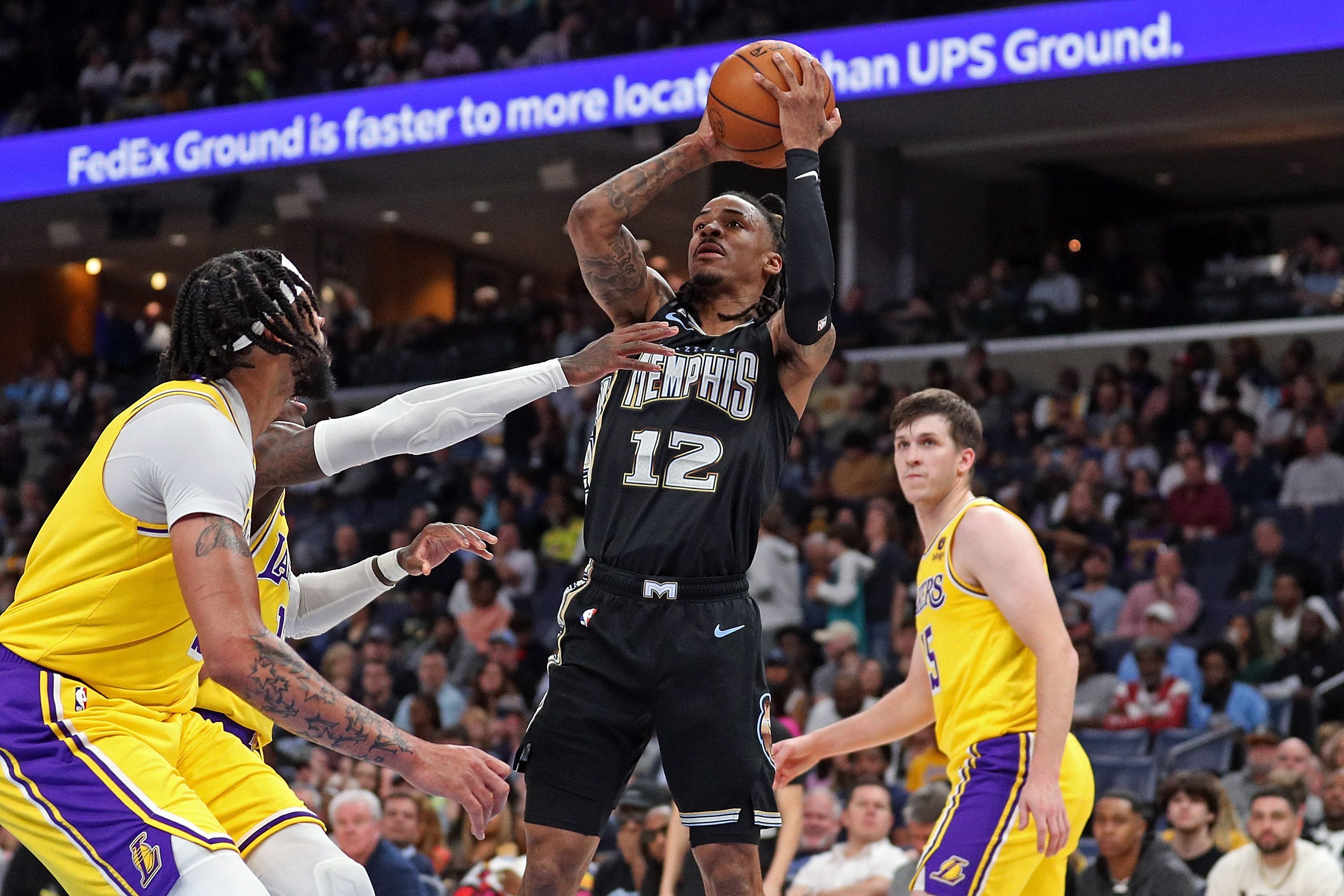 Pebasket Memphis Grizzlies Ja Morant melepaskan tembakan dalam laga NBA melawan Los Angeles Lakers