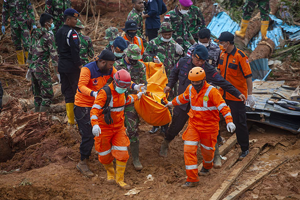Sejumlah petugas SAR gabungan melakukan proses evakuasi jenazah korban tertimpa longsor di Kampung Molon, Desa Pangkalan, Serasan, Natuna
