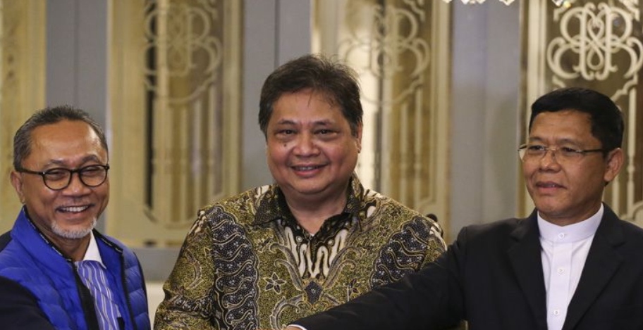 Ketua Umum Partai Golkar Airlangga Hartarto (tengah).8