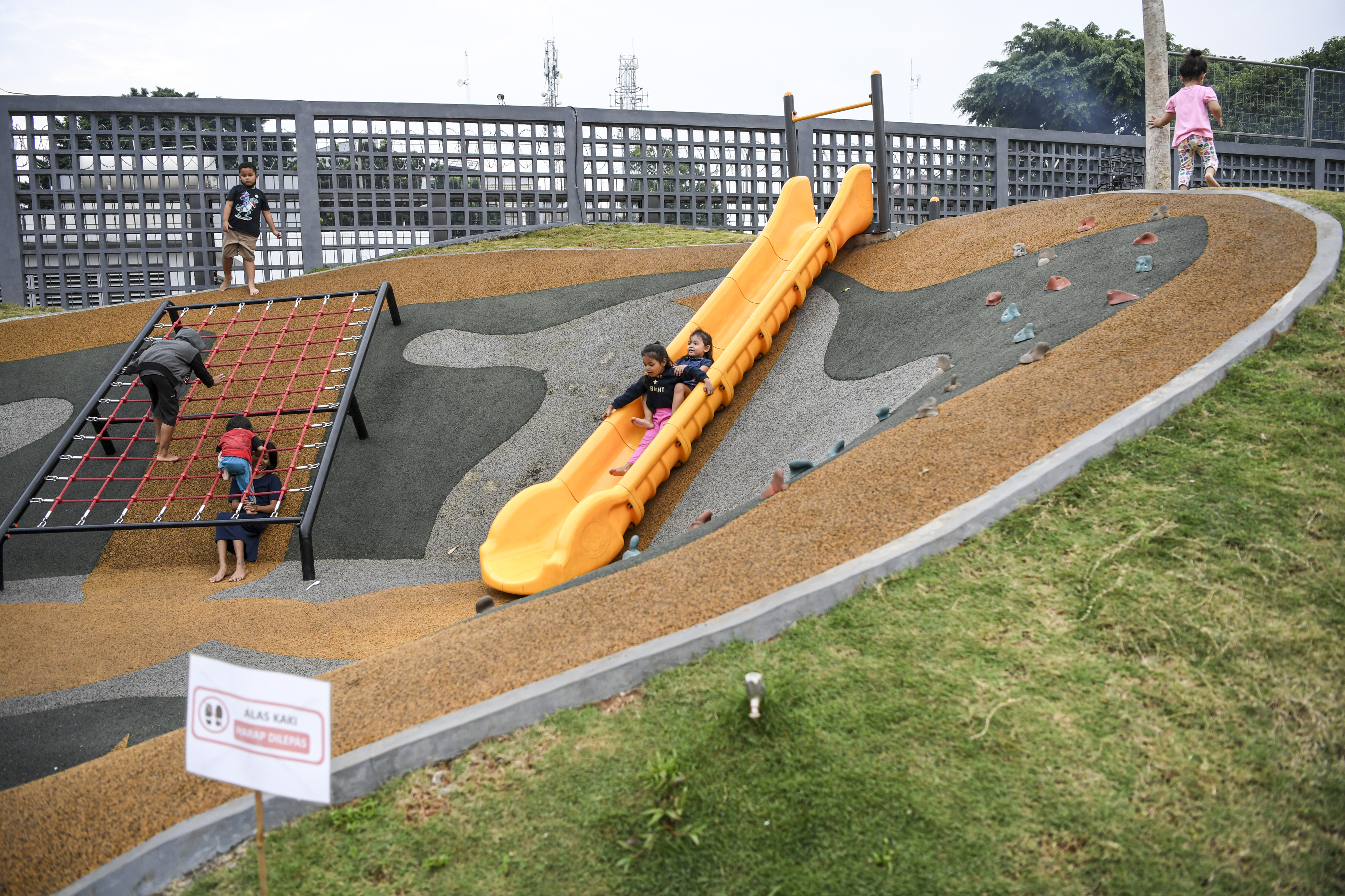 Sejumlah bocah bermain wahana di Ruang Terbuka Hijau yang berada di Taman Sambas, Panglima Polim, Jakarta.