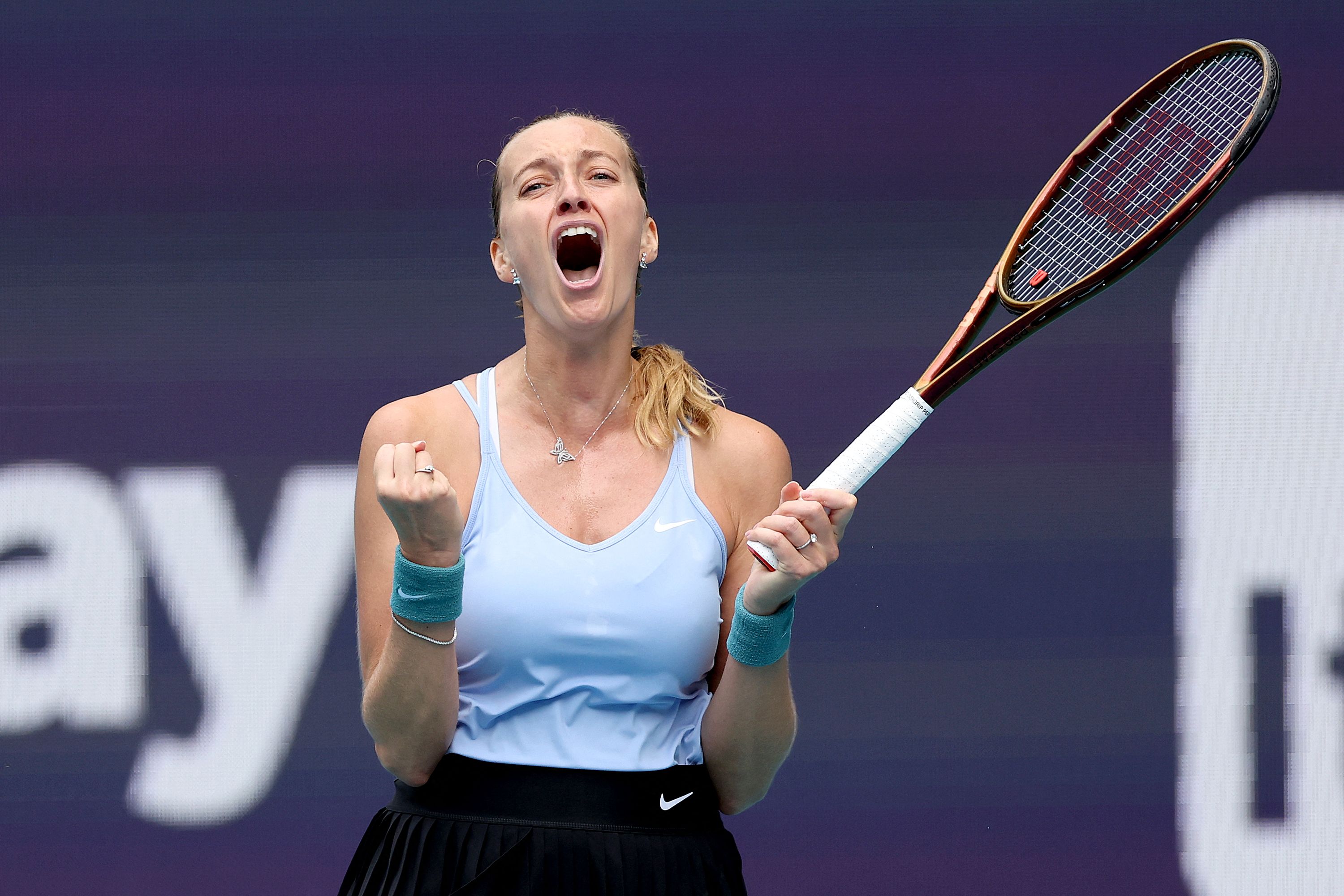 Petenis Republik Ceko Petra Kvitova mengekspresikan kegembiraanya setelah sukses menyegel tiket masuk semifinal Miami Terbuka 2023.