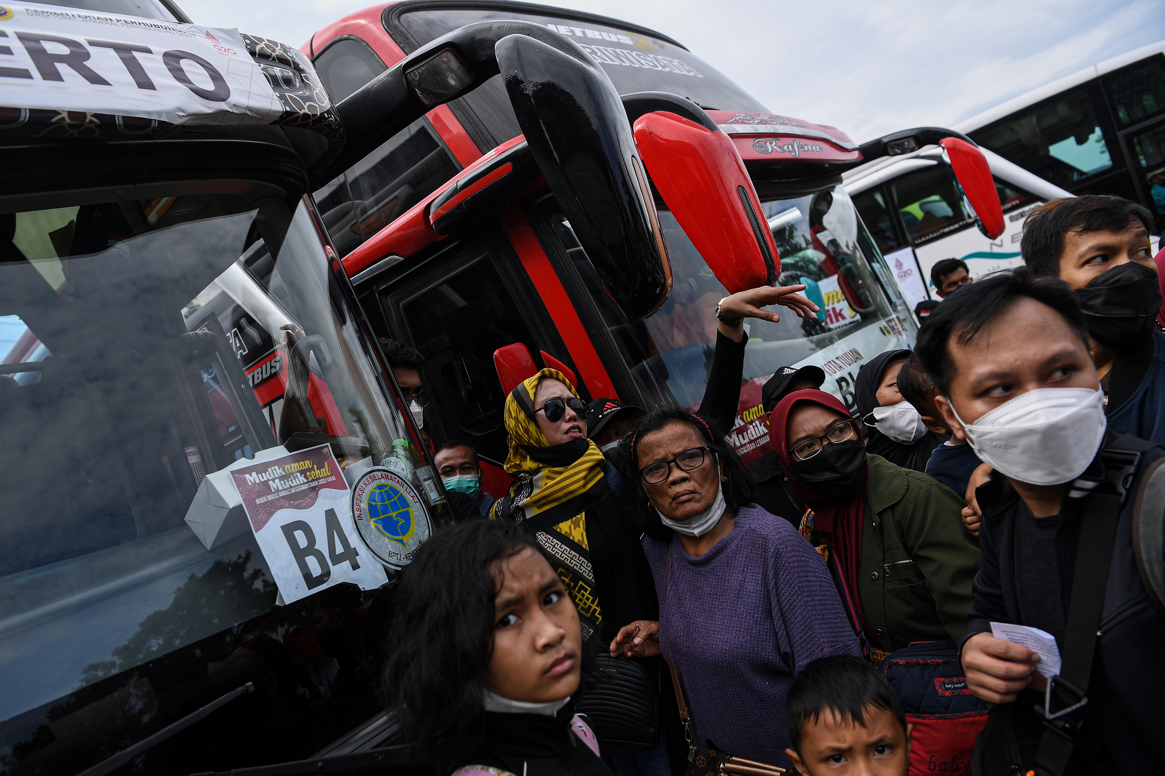 Pemudik mencari bus mereka dalam mudik gratis Kemenhub di Terminal Kampung Rambutan, Jakarta Timur, Jumat (29/4/2022)