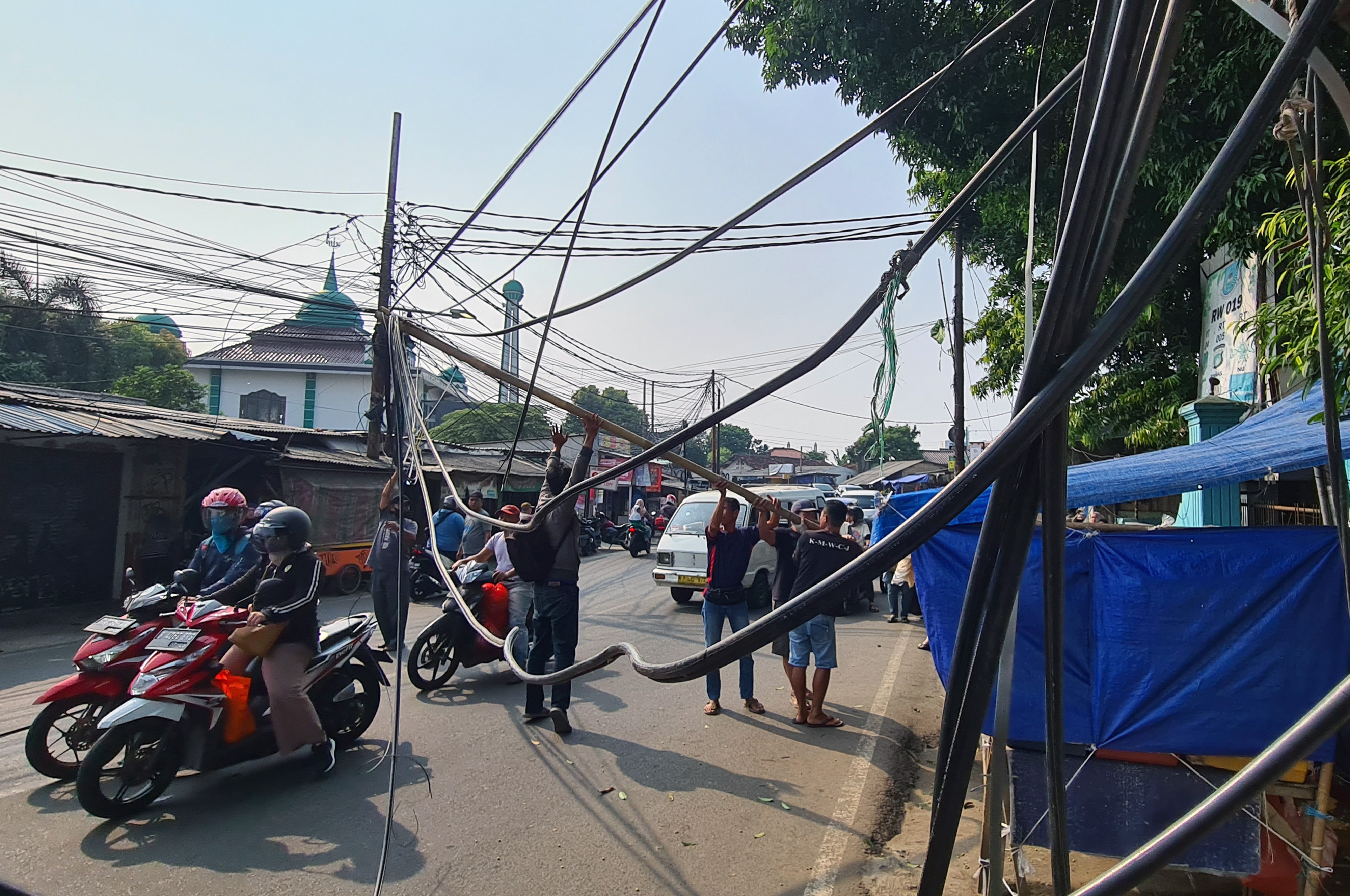 KABEL INTERNET PUTUS TERSANGKUT TRUK DI TANGERANG, BEBERAPA WAKTU LALU.