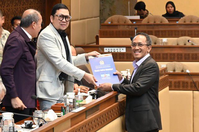 Anggota Komisi II DPR RI Wahyu Sanjaya saat menyerahkan pandangan F-Partai Demokrat di Gedung Nusantara, Jakarta, Rabu (15/3).