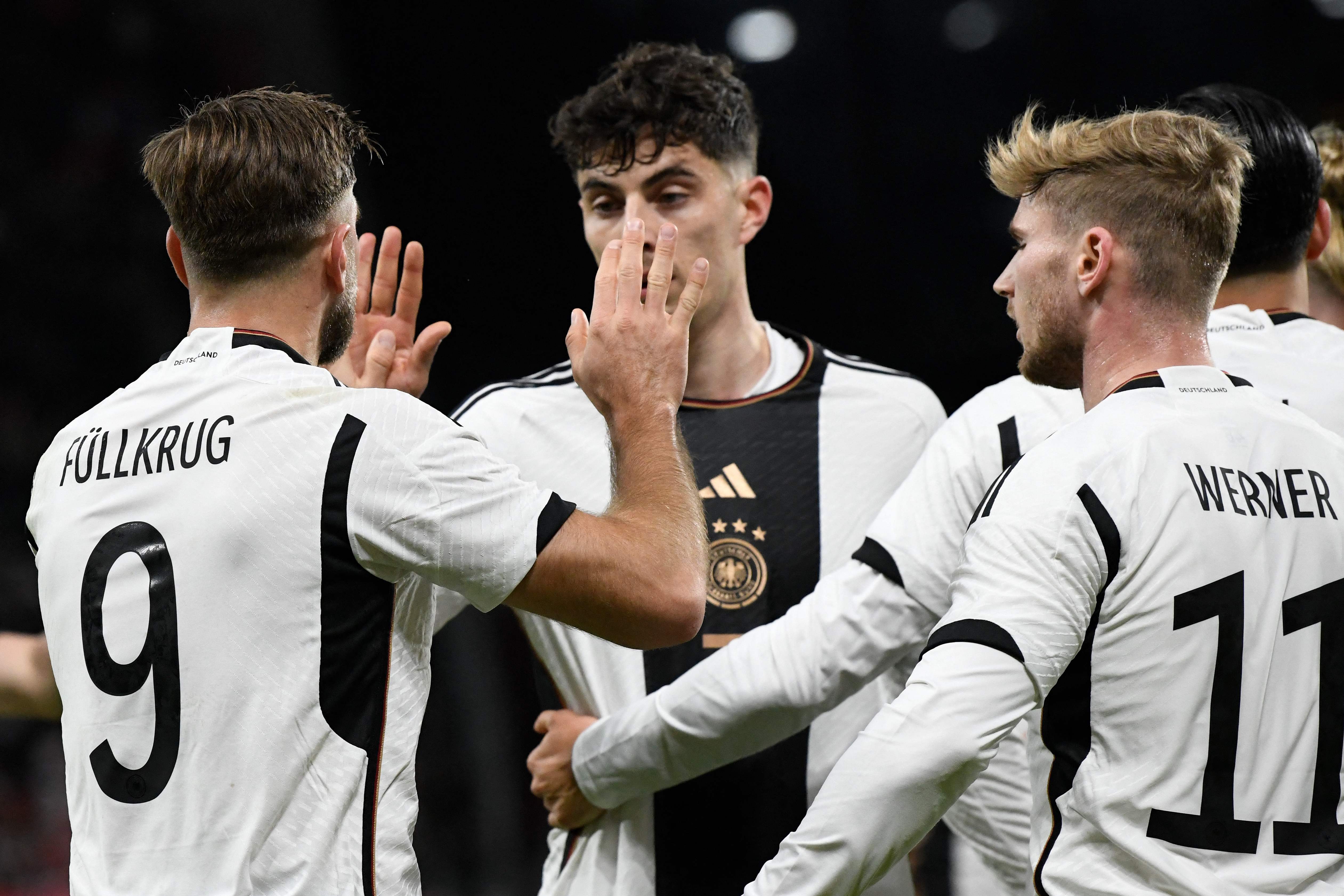 Niclas Fuellkrug (kiri) bersama rekan-rekannya usai mencetak gol ke gawang Peru