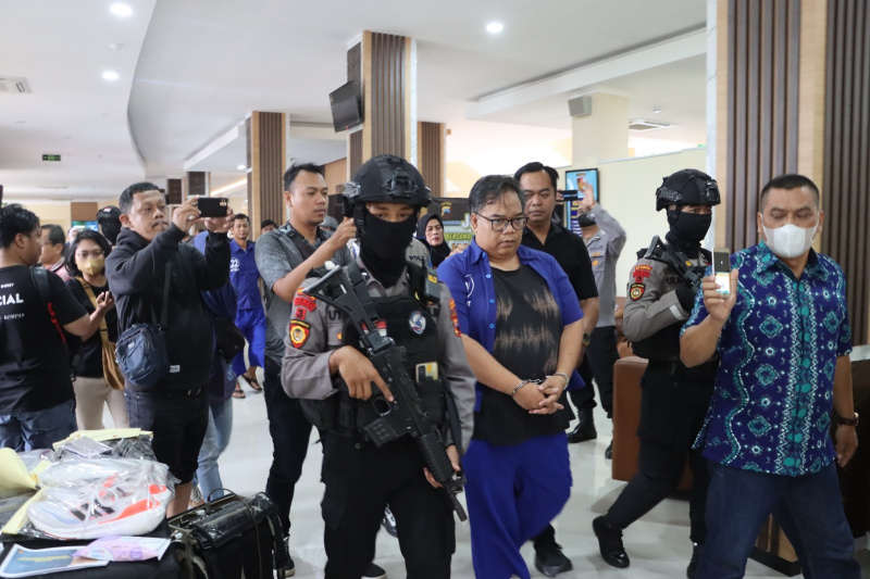  Kapolresta Surakarta Kombes Pol Iwan Saktiadi menperlihatkan pelatih dojang Taekwondo Solo, DS (44) yang melakukan kekerasan seksual 