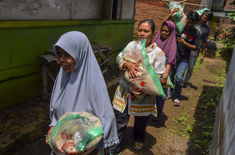 KPK Endus Pengurangan Nilai Paket Bansos Beras PKH
