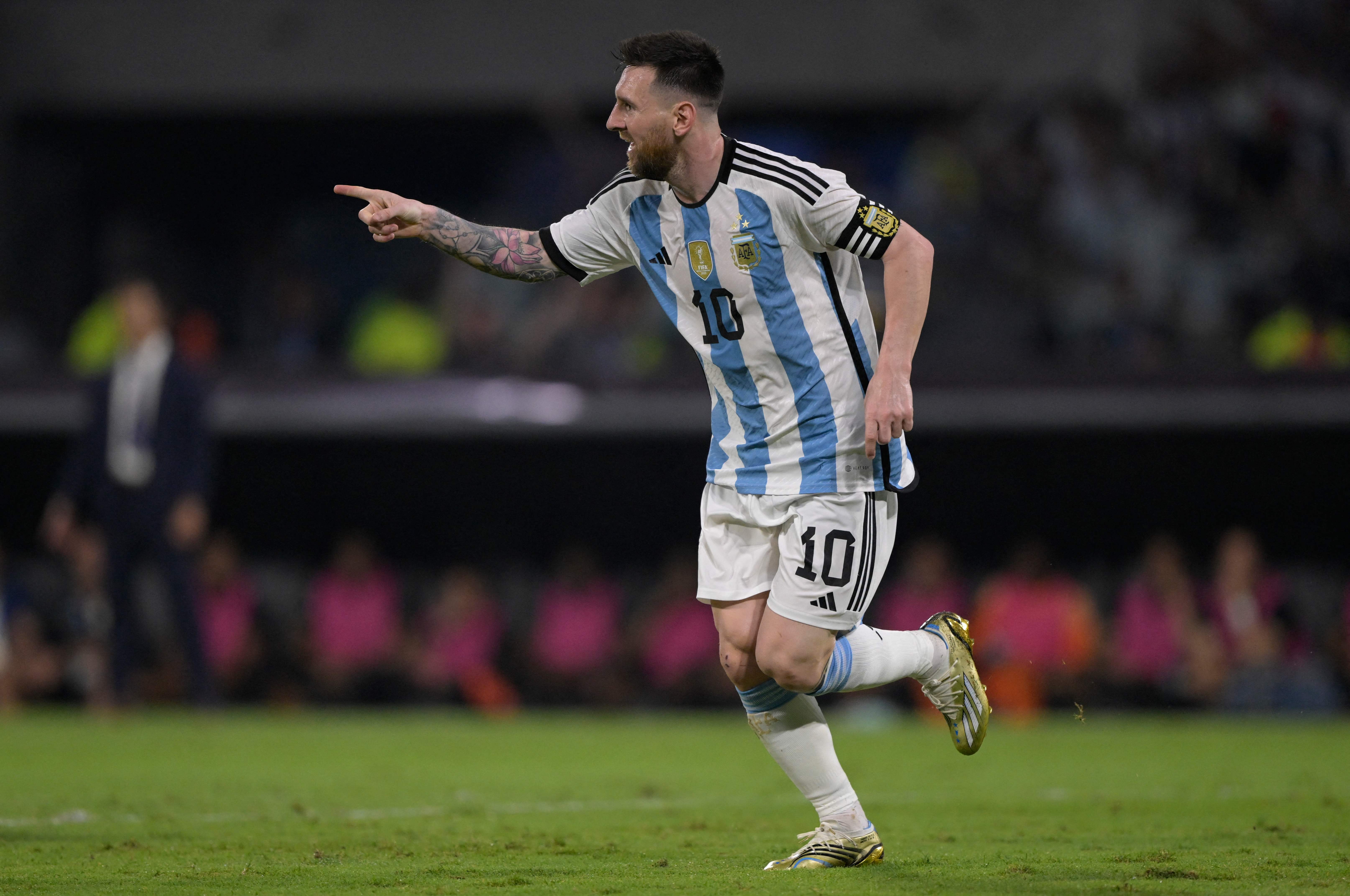 Penyerang Argentina Lionel Messi melakukan selebrasi usai mencetak gol ke gawang Curacao di laga persahabatan
