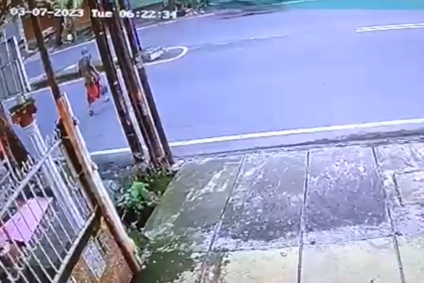 CCTV menayangkan kakek menyeberang jalan.