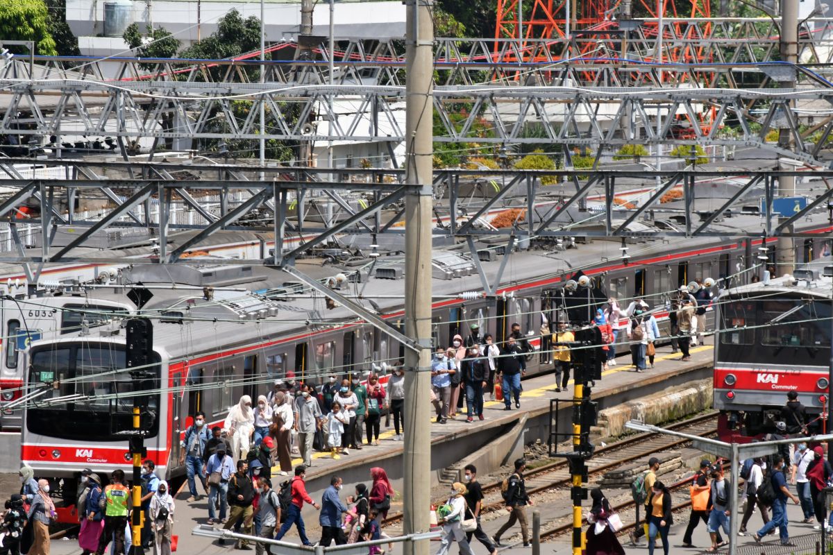 Sejumlah penumpang turun dari KRL Commuterline di Stasiun Bogor, Jawa Barat.