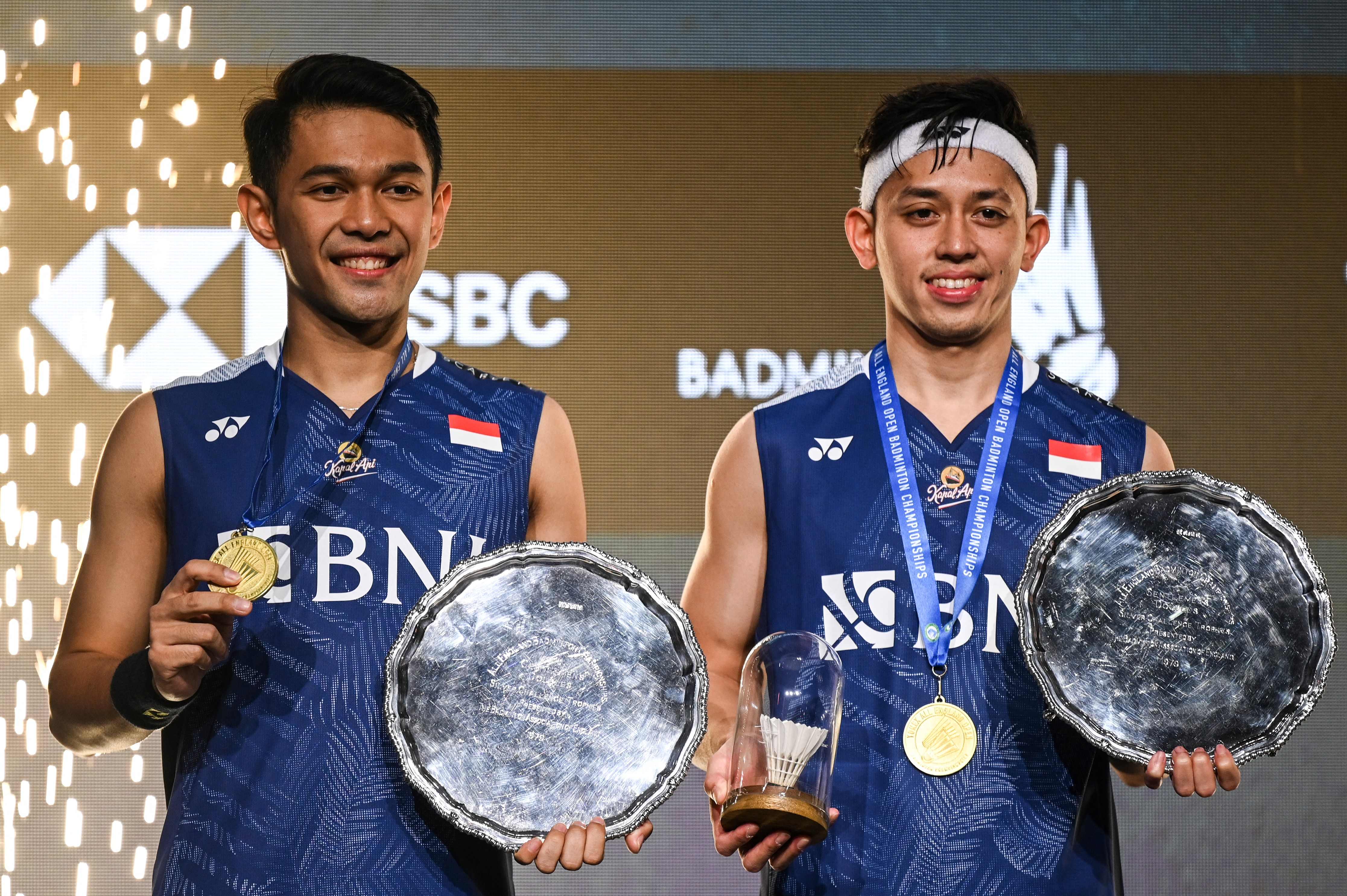 Fajar Alfian (L) and Muhammad Rian Ardianto (R) berpose dengan trofi All England