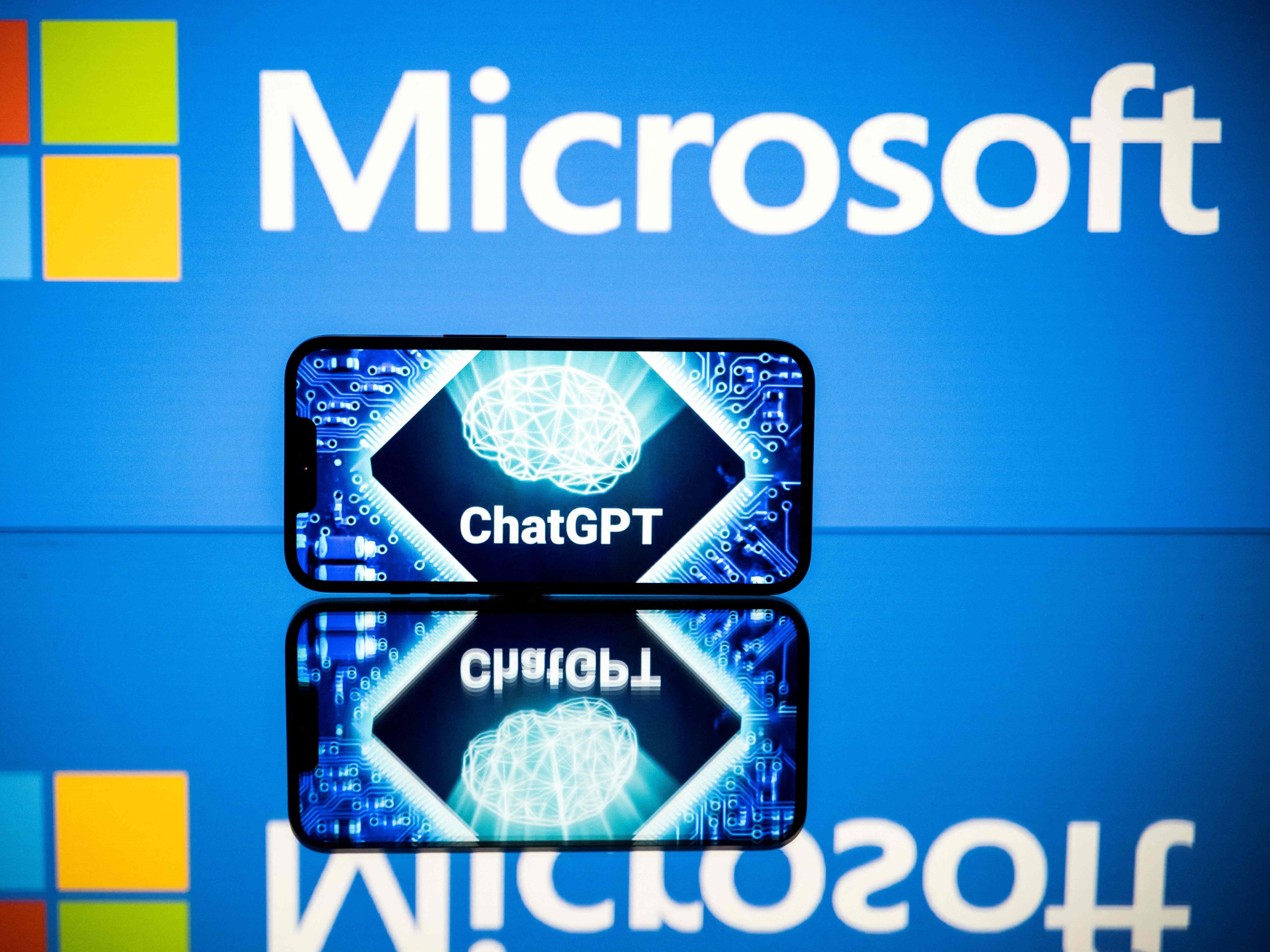 Logo Microsoft dan ChatGPT, perangkat lunak aplikasi kecerdasan buatan percakapan yang dikembangkan oleh OpenAI.