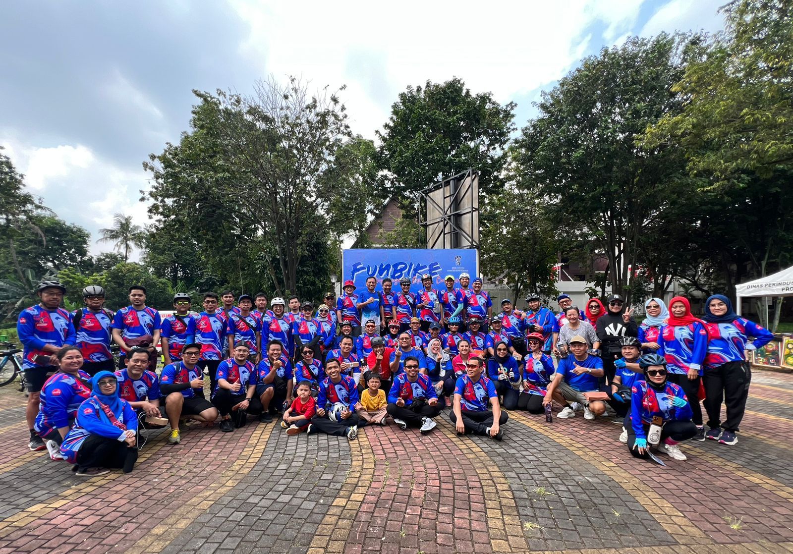 DPP IKA Undip menggelar kegiatan fun bike dan jalan sehat di Taman Mini Indonesia Indah (TMII), Jakarta, Minggu (19/3).