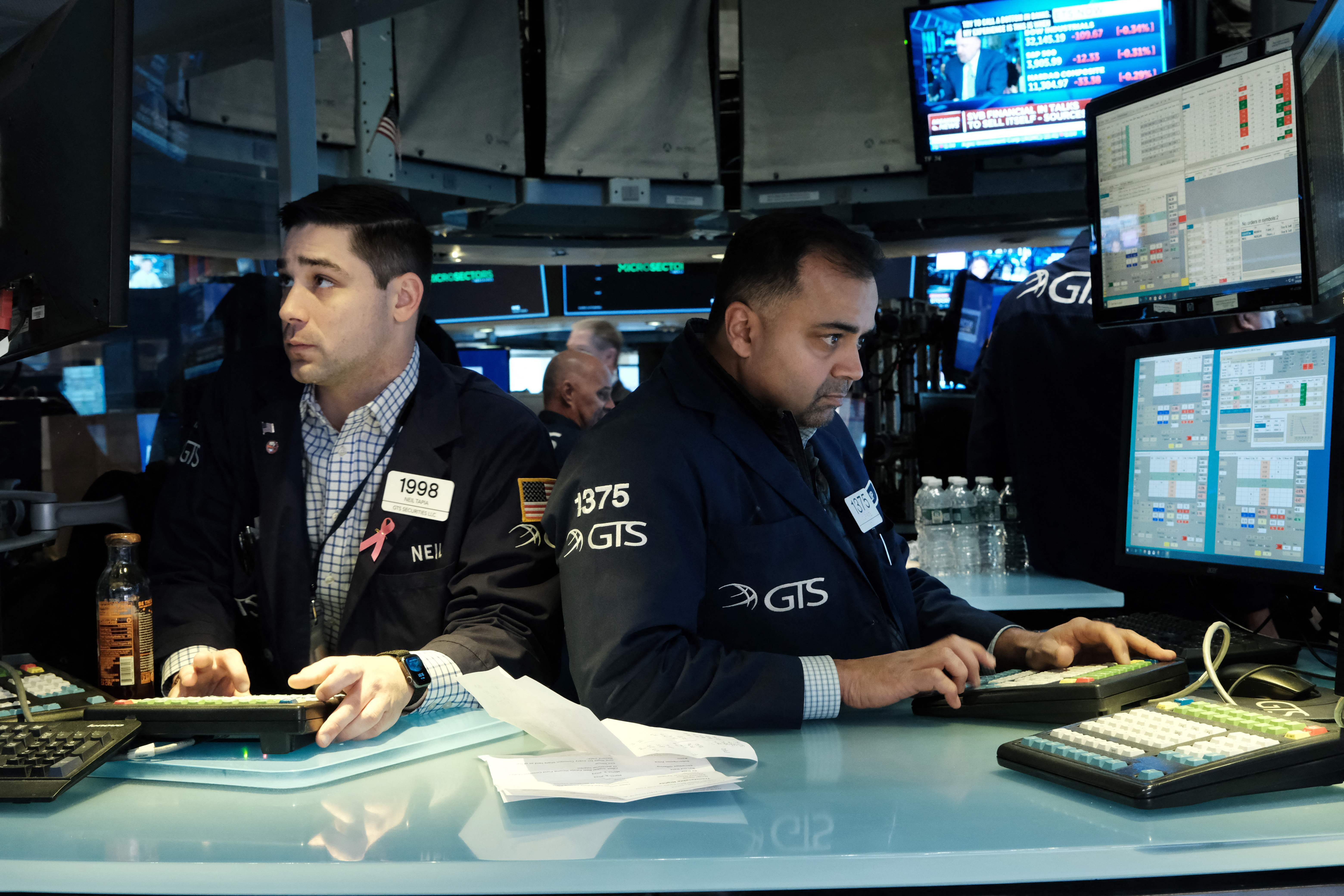 Trader bekerja di lantai selama perdagangan di New York Stock Exchange (NYSE) pada Jumat (10/3/2023) 