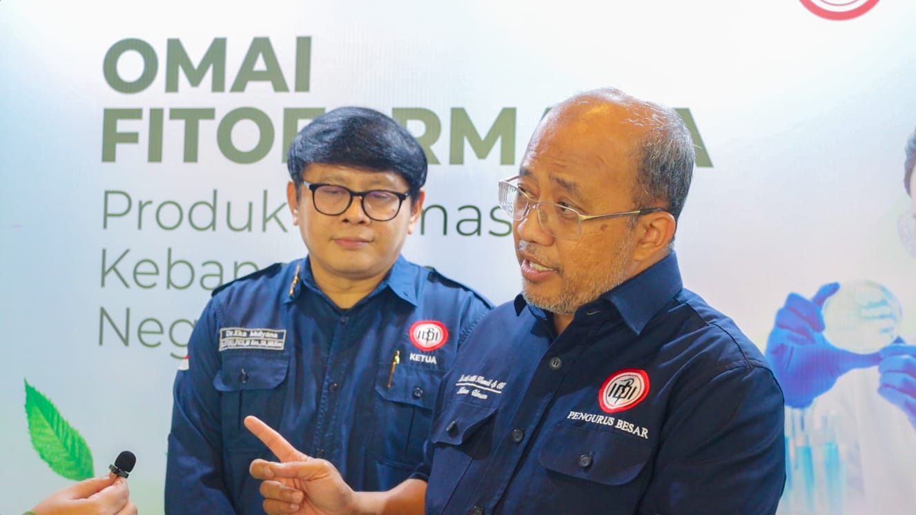 Ketua Umum PB IDI Dr. dr. Adib Khumaidi, SpOT dan Ketua IDI Wilayah Jawa Barat dr. Eka Mulyana, SpOT(K). diwawancarai wartawan.