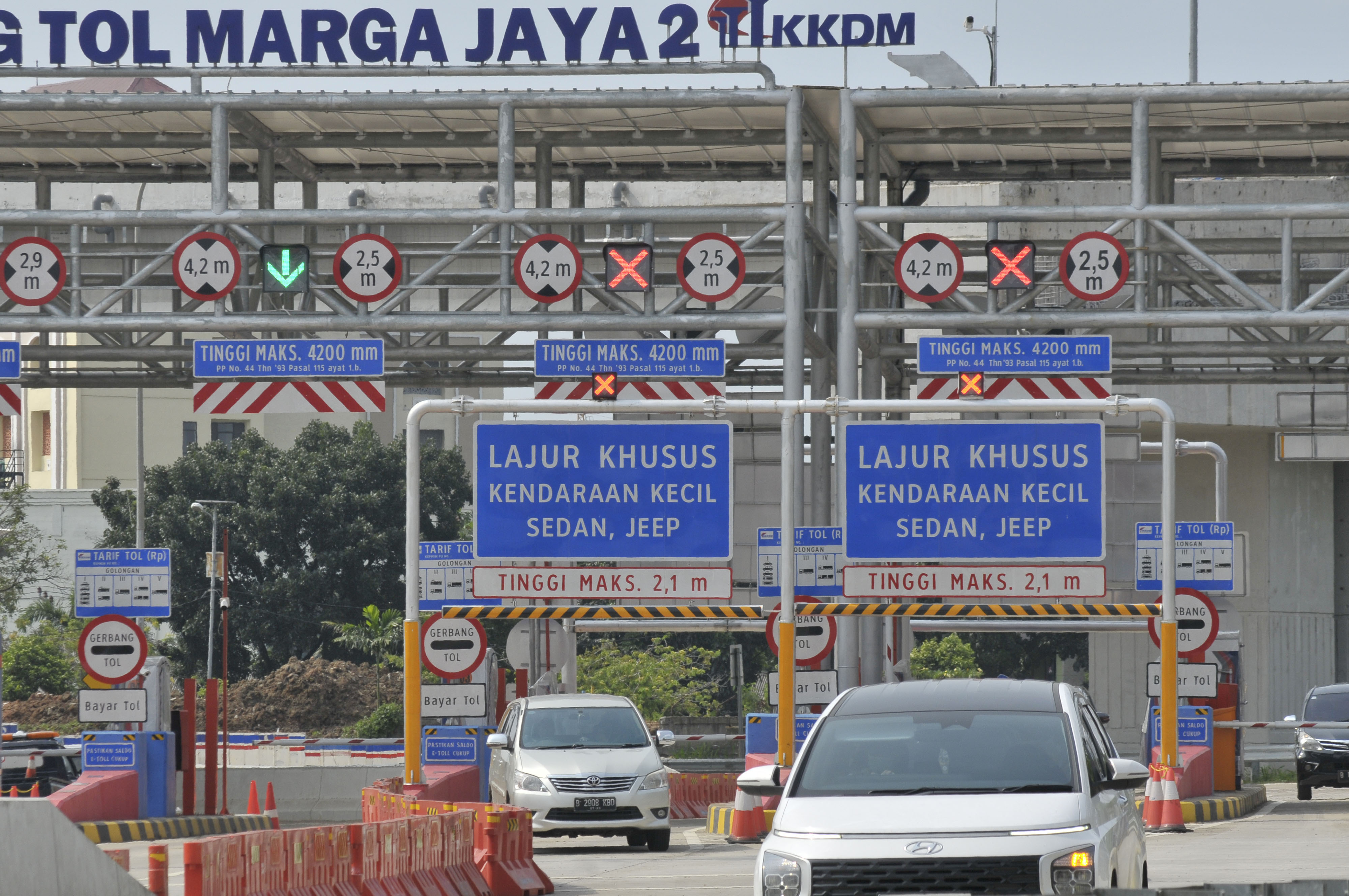  Sejumlah mobil melintas di gerbang Tol Marga Jaya 2 yang merupakan bagian dari Tol Becakayu
