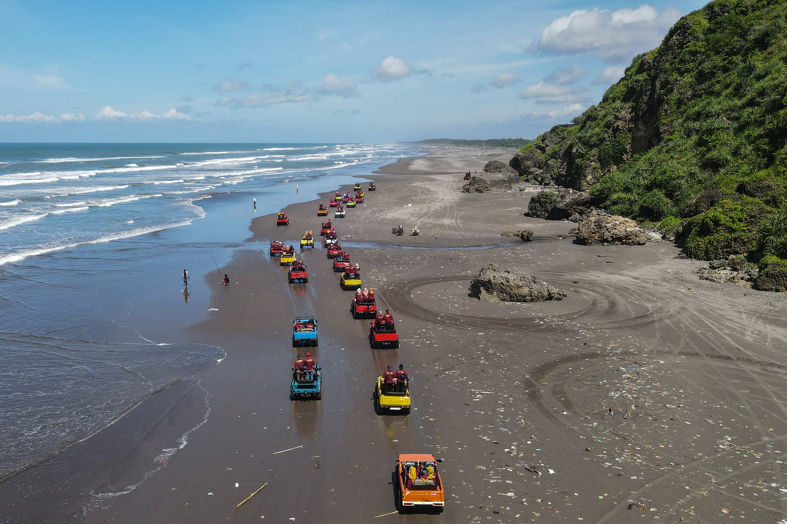 Pengunjung menaiki jip wisata di Pantai Parangtritis, Bantul, DI Yogyakarta, Sabtu (4/3/2023).