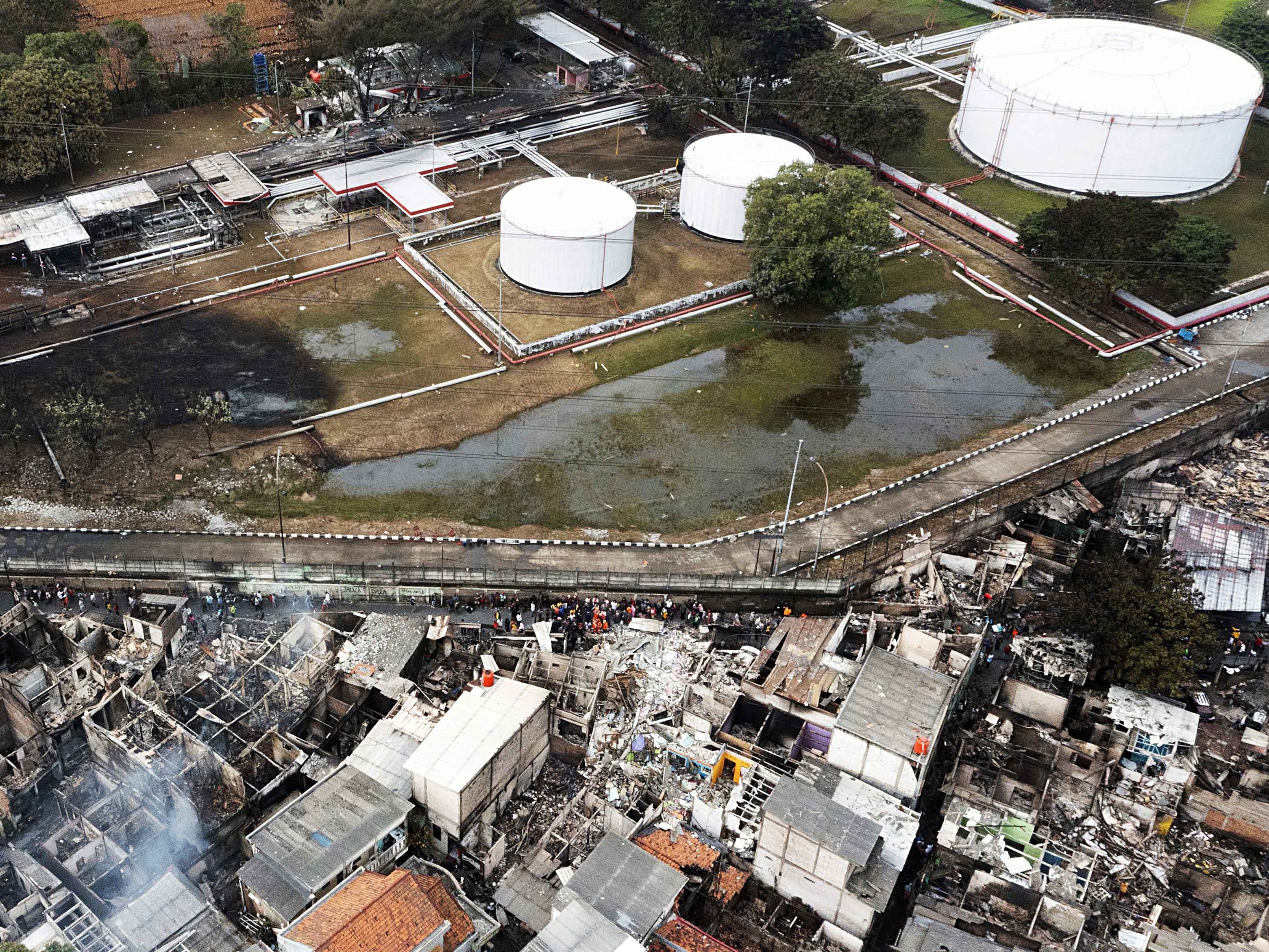 Permukiman penduduk yang hangus terbakar dampak kebakaran Depo Pertamina Plumpang di Jalan Koramil, Rawa Badak Selatan, Koja.