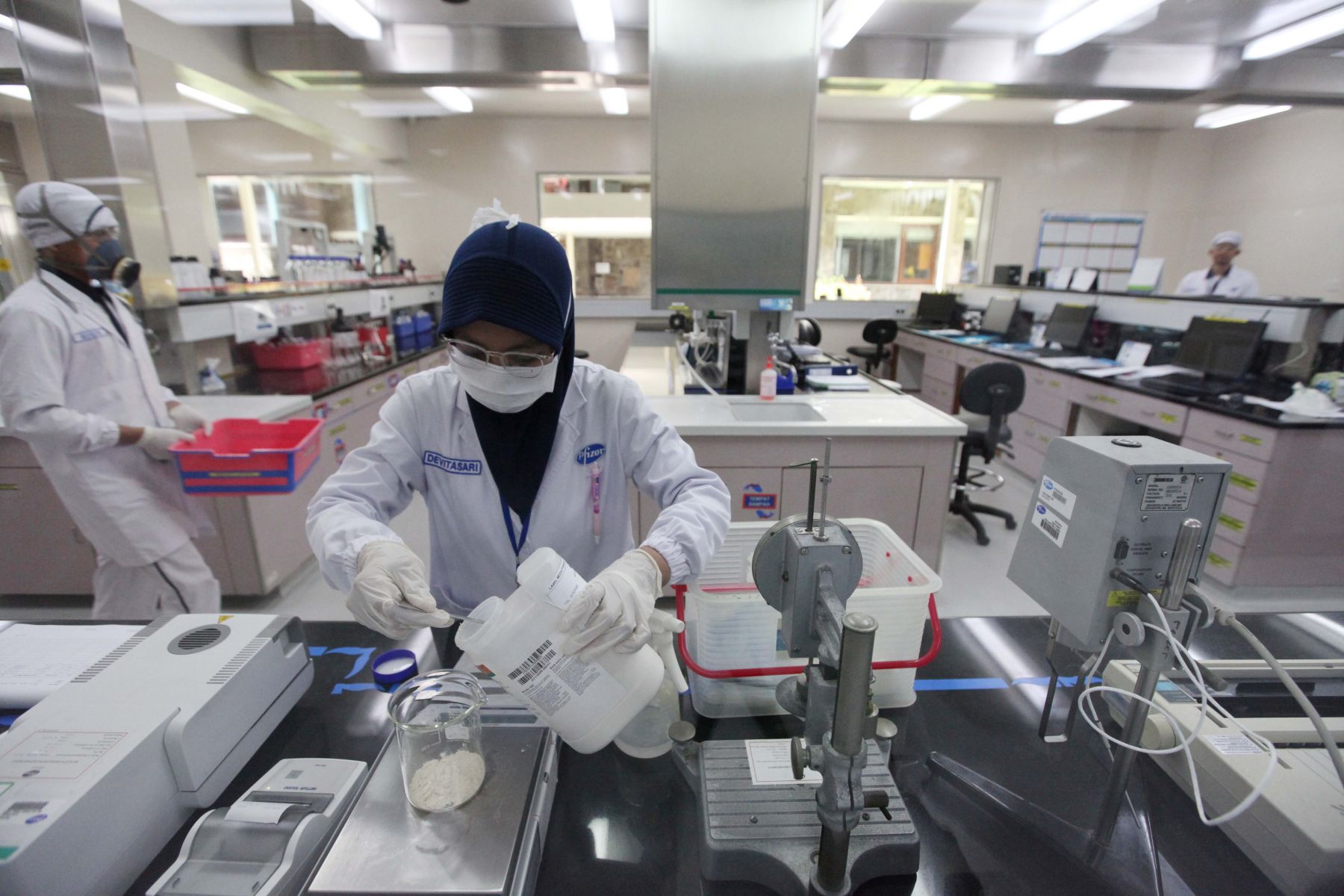 Para pekerja di industri farmasi.