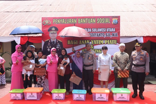 Kapolda Sulawesi Utara Irjen Setyo Budiyanto dan istri saat mengunjungi anak yatim di Kotamogabu