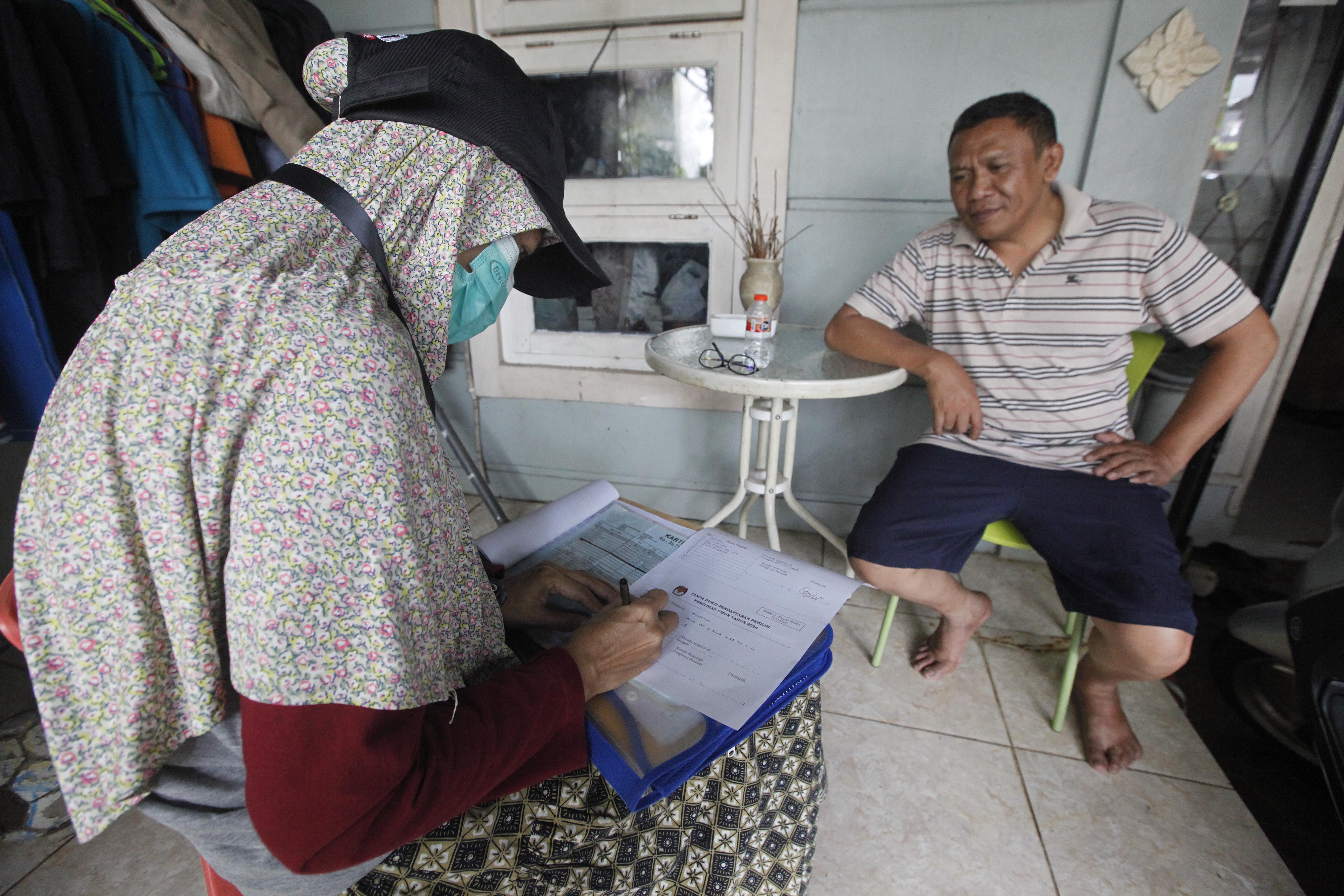 Petugas Pemutakhiran Daftar Pemilih (Pantarlih) melakukan pencocokan dan penelitian