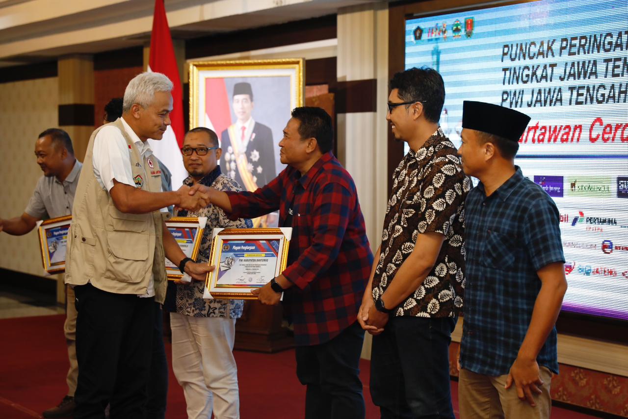 Jurnalis Media Indonesia Lilik Darmawan menerima piagam penghargaan dari Gubernur Ganjar Pranowo