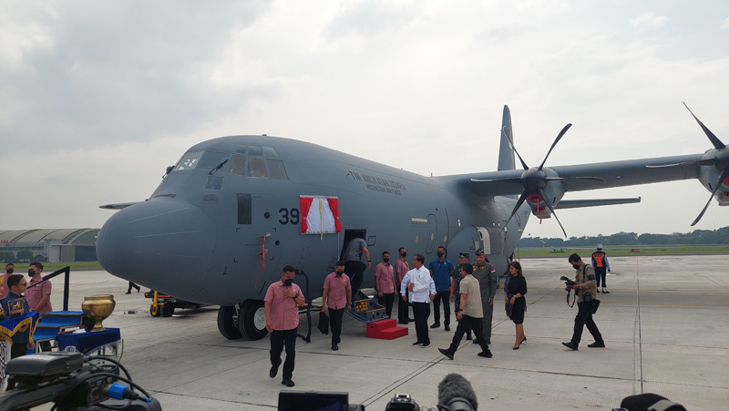 Presiden Joko Widodo memasuki Pesawat C-130 J Super Hercules.