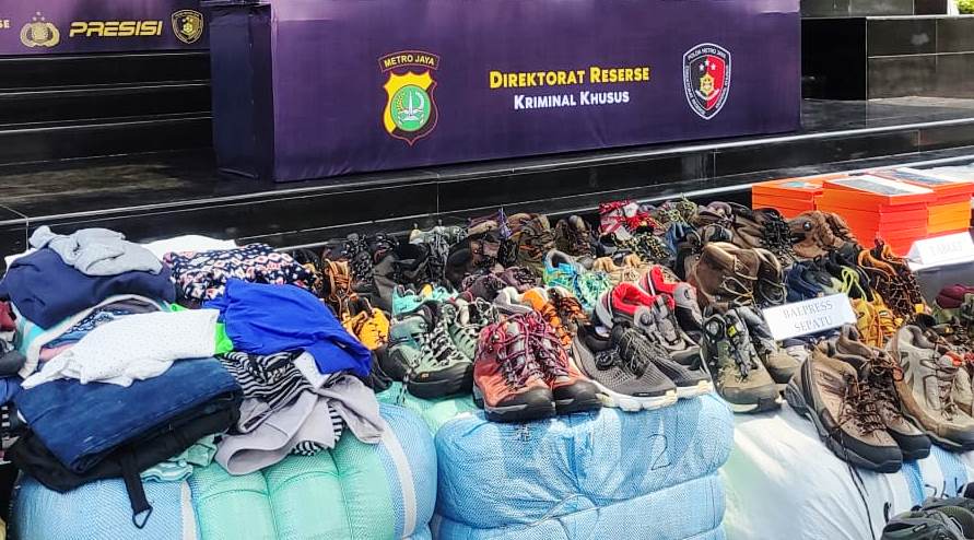 Polda Metro Jaya merilis kasus penyelundupan ratusan karung baju bekas dan handphone ilegal, Jumat (24/3).