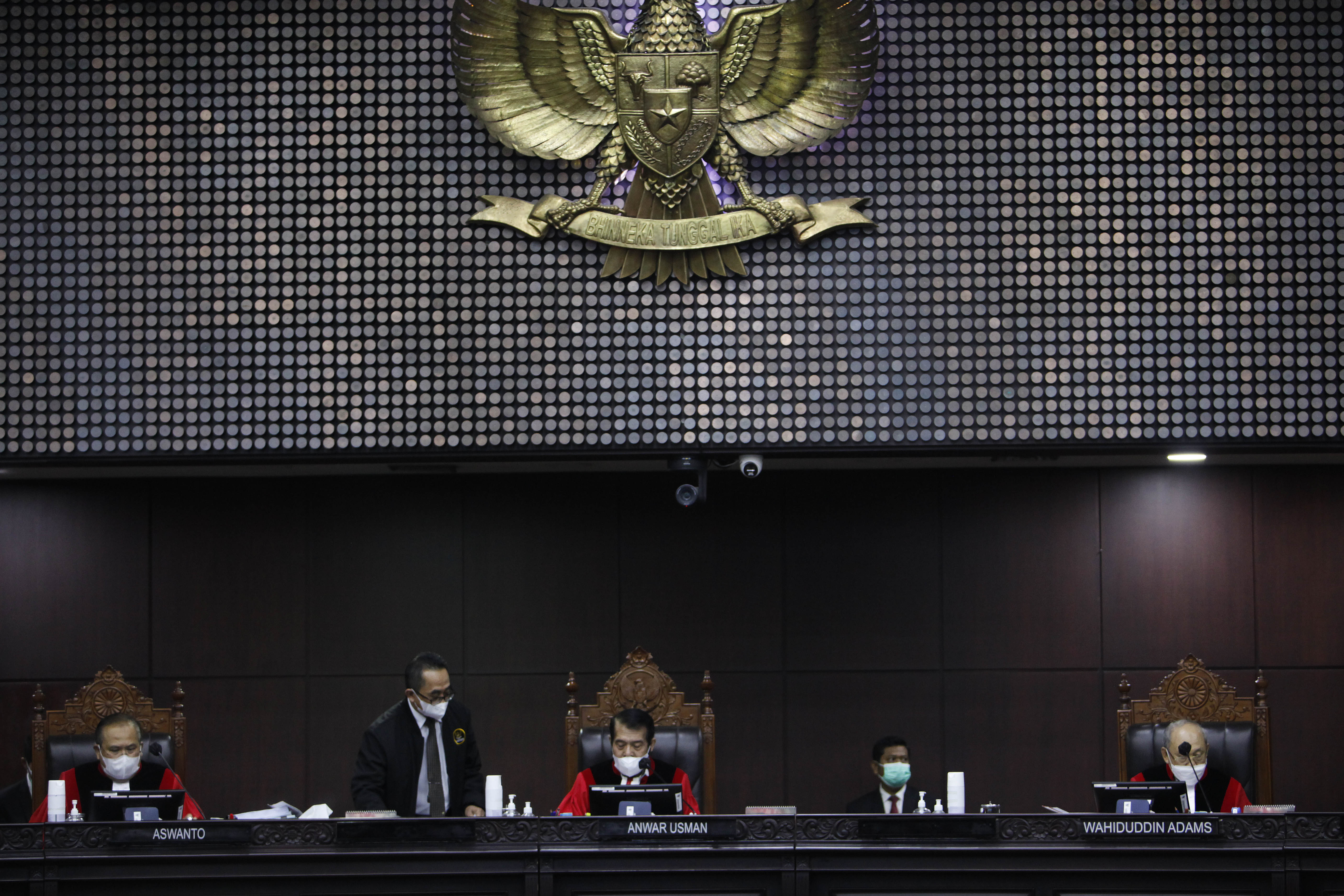 Ketua majelis hakim Anwar Usman (tengah) didampingi hakim konstitusi Wahiddudin Adams (kanan) dan Aswanto memimpin sidang MK