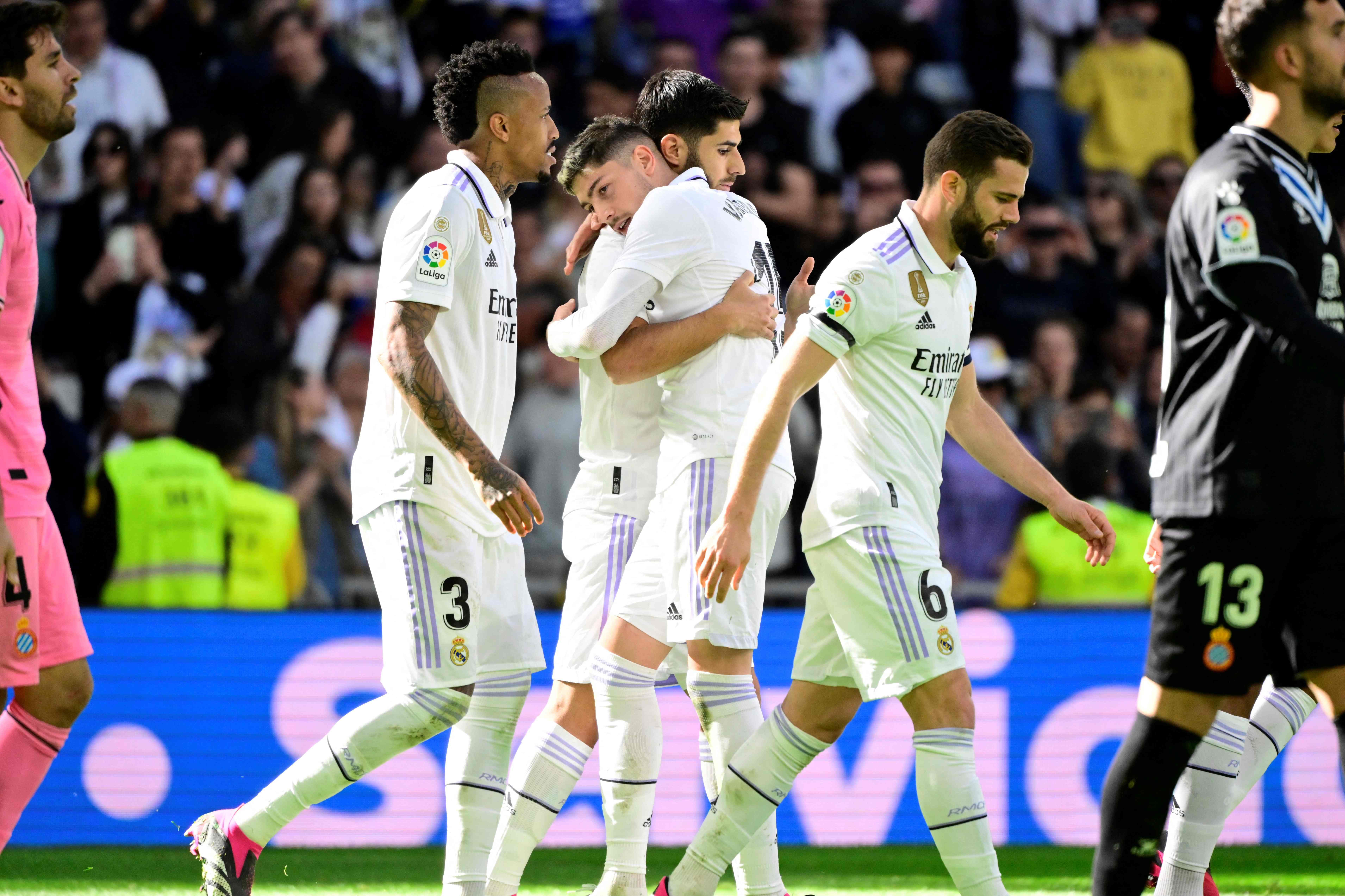 Gelandang Real Madrid Spanyol Marco Asensio (C) merayakan gol ketiga dengan Uruguay Federico Valverde dalam Liga Spanyol tadi malam