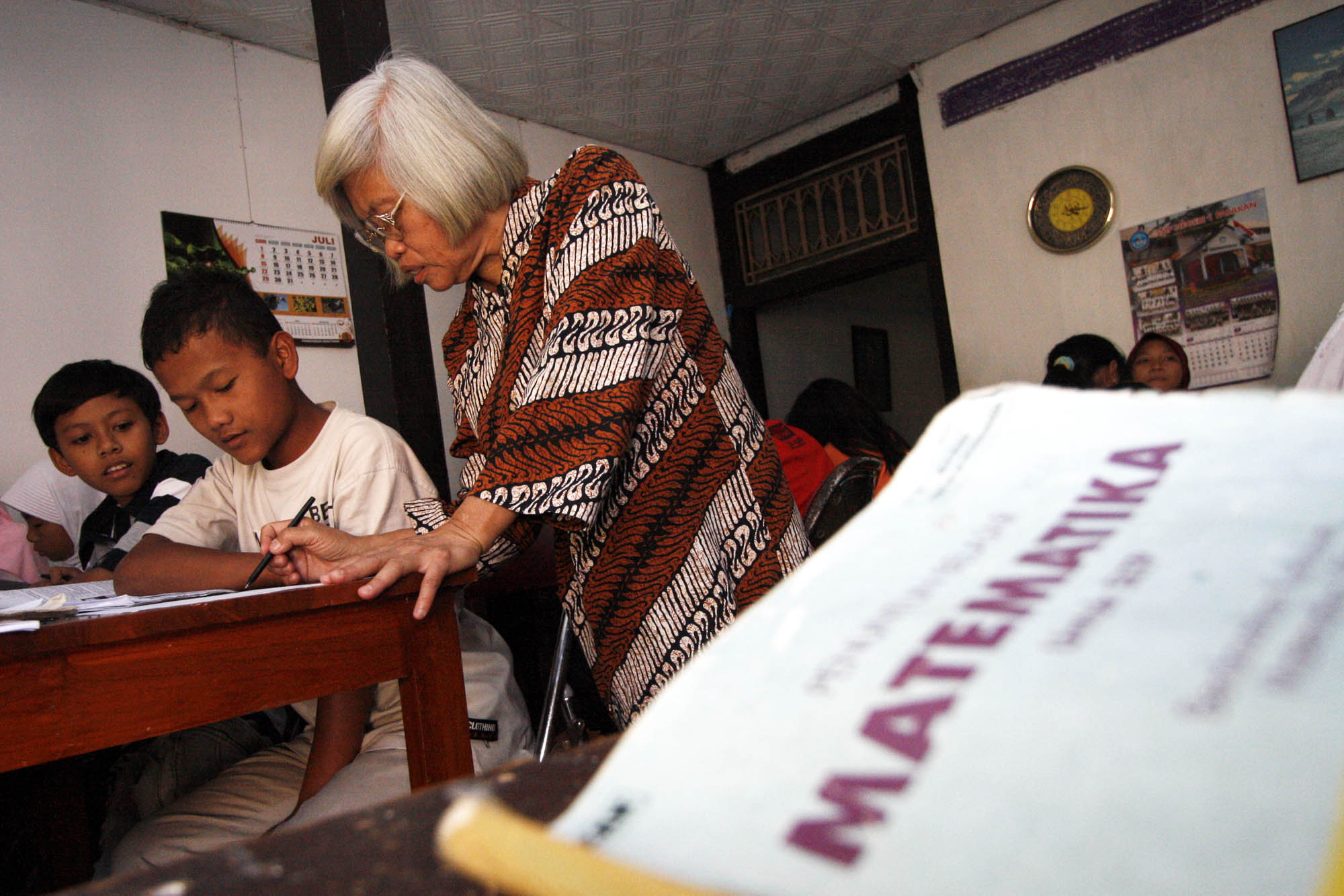 Sejumlah anak belajar matematika di Puskesmas Matematika Bu Yan di Kampung Ngempon Lor, Parakan, Temanggung, Jawa Tengah.
