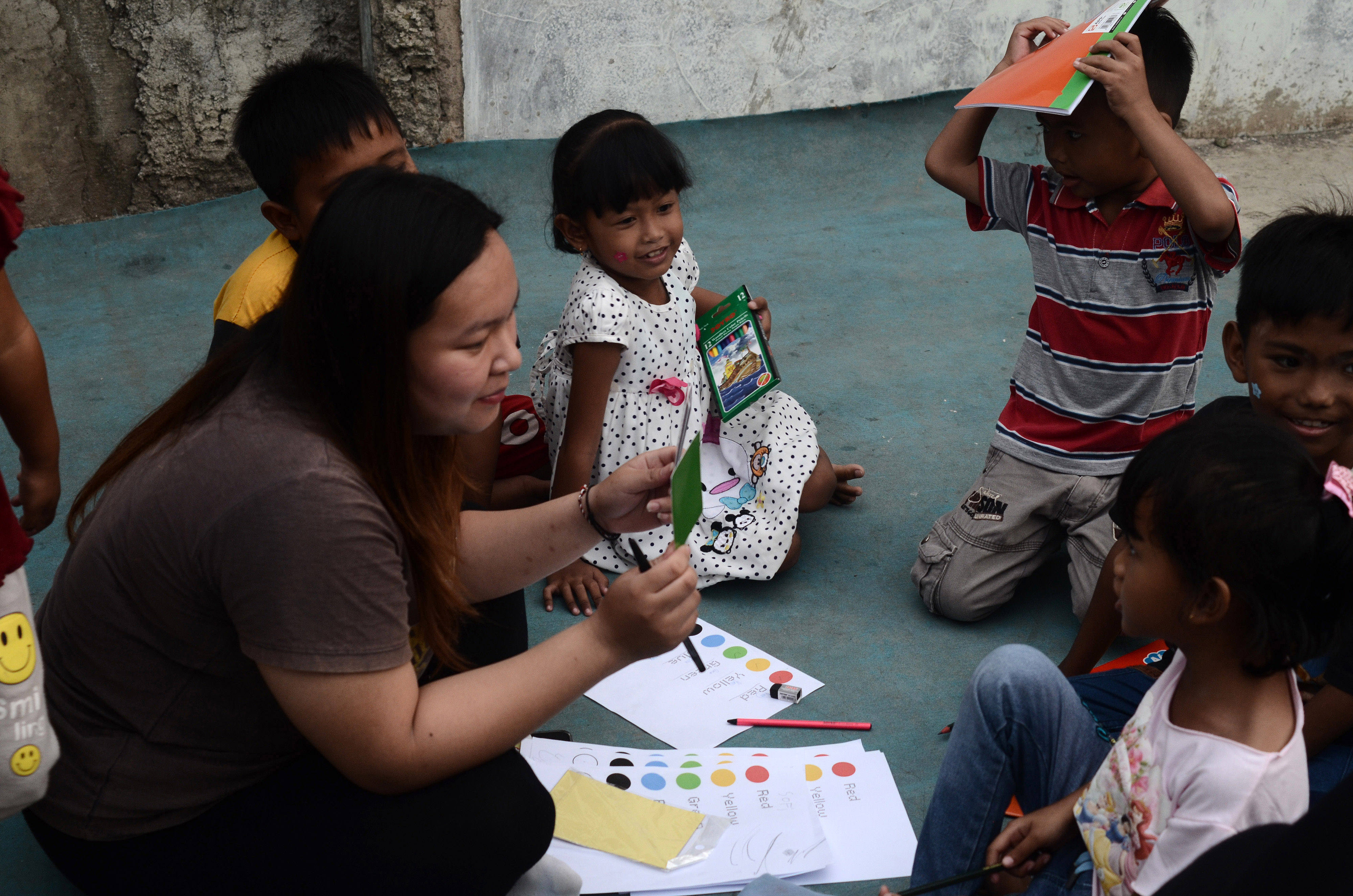 Sejumlah anak didampingi relawan Sekolah Rakyat Bekasi (SRB) saat mengikuti pelajaran bahasa Inggris di Bekasi, Jawa Barat,Sabtu (30/7/2022)
