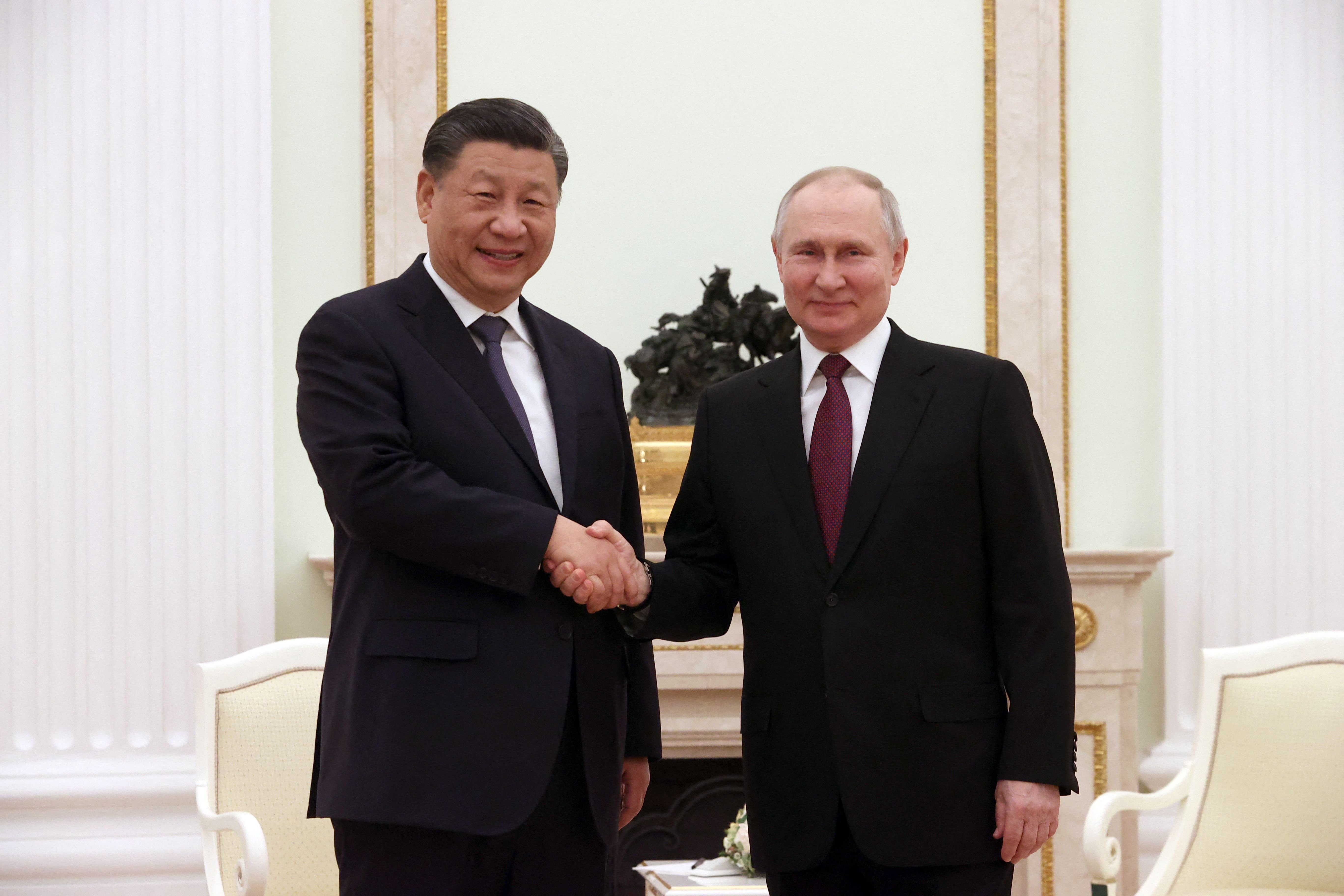 Presiden Rusia Vladimir Putin (kanan) bertemu dengan Presiden Tiongkok Xi Jinping di Kremlin, Moskow, Rusia.