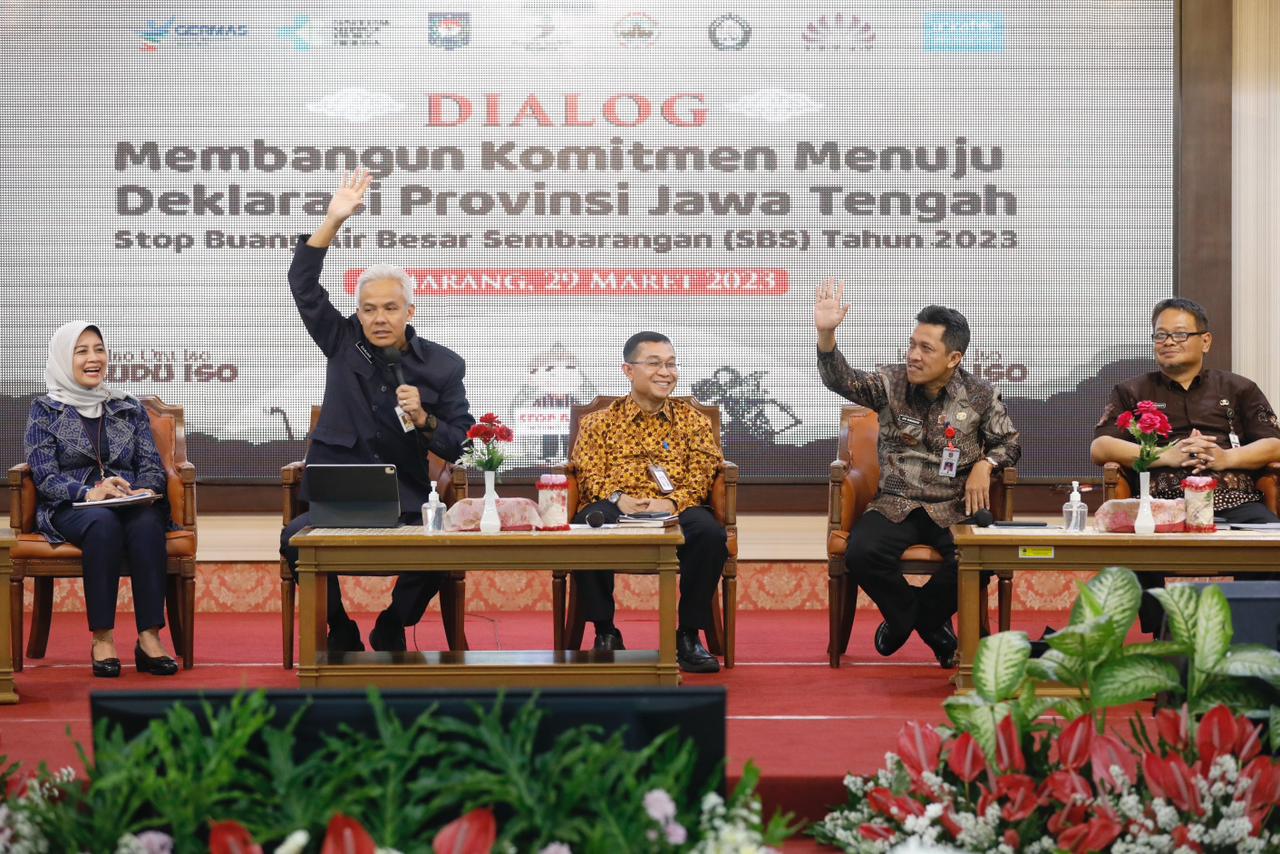 Gubernur Jawa Tengah Ganjar Pranowo dan pemangku kepentingan terkait berkomitmen menyetop BAB sembarangan.