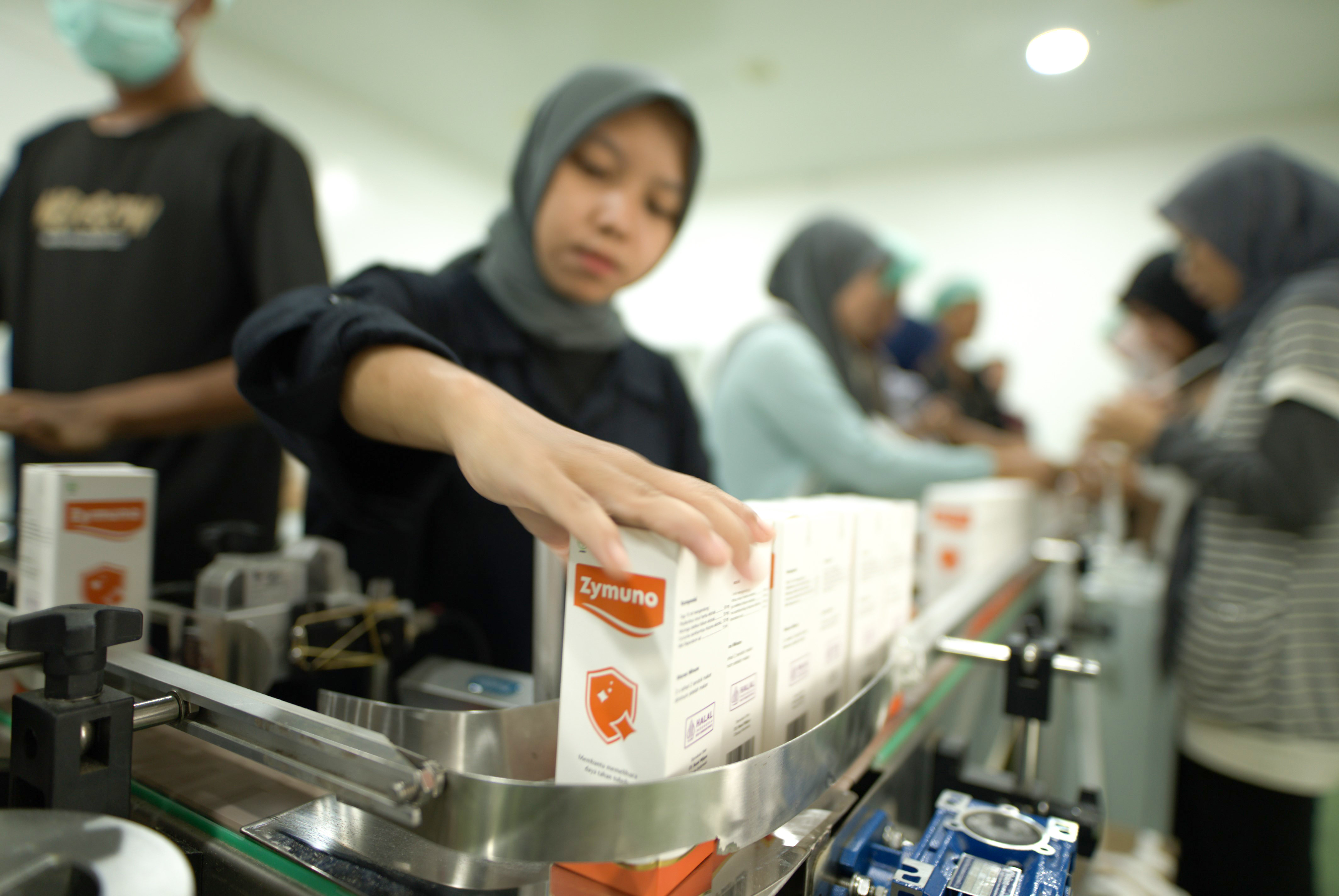 Petugas mengecek kelayakan edar madu Zymuno