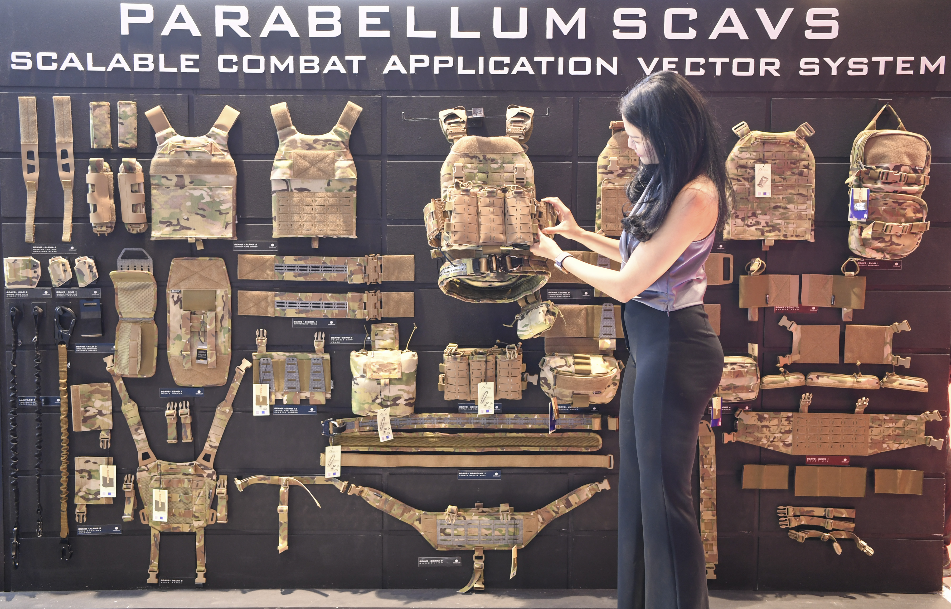 Rompi anti peluru yang dipamerkan dalam pameran industri pertahanan Indo Defence 2022 Expo & Forum