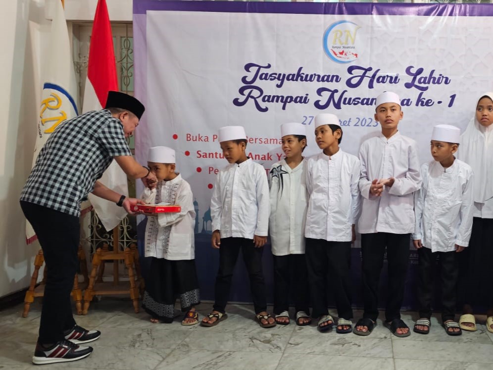 Ketua Umum Rampai Nusantara, Mardiansyah, memberikan santunan untuk anak yatim. 