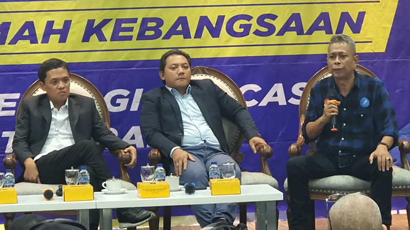 Ketua Fraksi NasDem MPR Taufik Basari (tengah). 