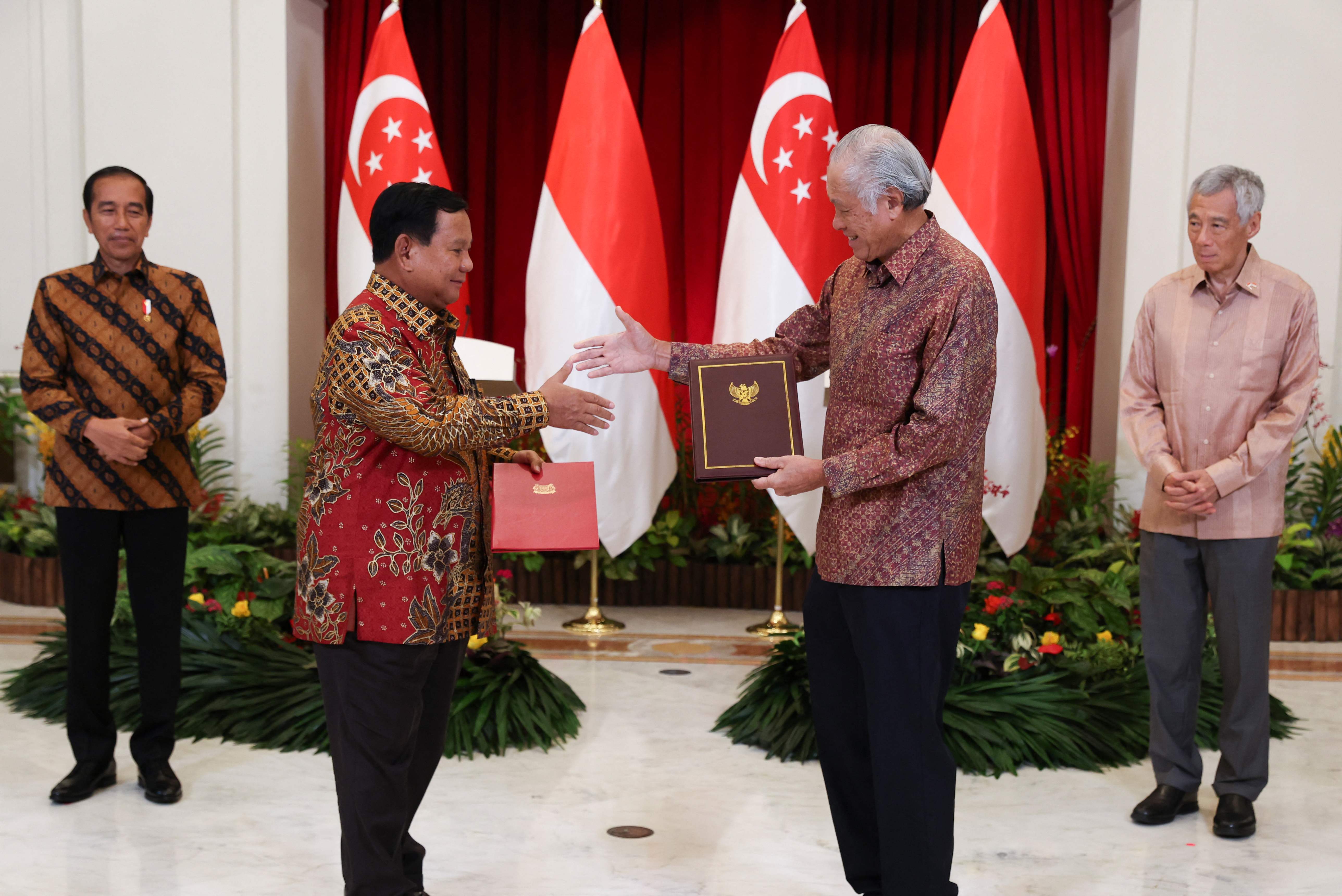 Presiden Joko Widodo (kiri) dan PM Singapura Lee Hsien Loong (kanan) dalam pertemuan di Singapura, Kamis (16/3).