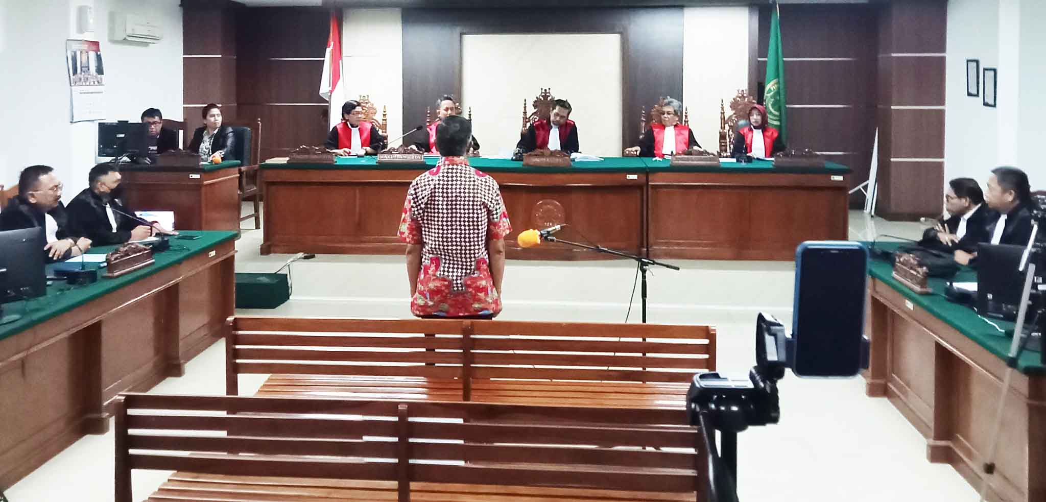 Majelis Hakim Pengadilan HAM, Kamis (8/12) menjatuhkan vonis bebas terhadap terdakwa pelanggaran HAM berat Paniai, Papua, Isak Sattu.