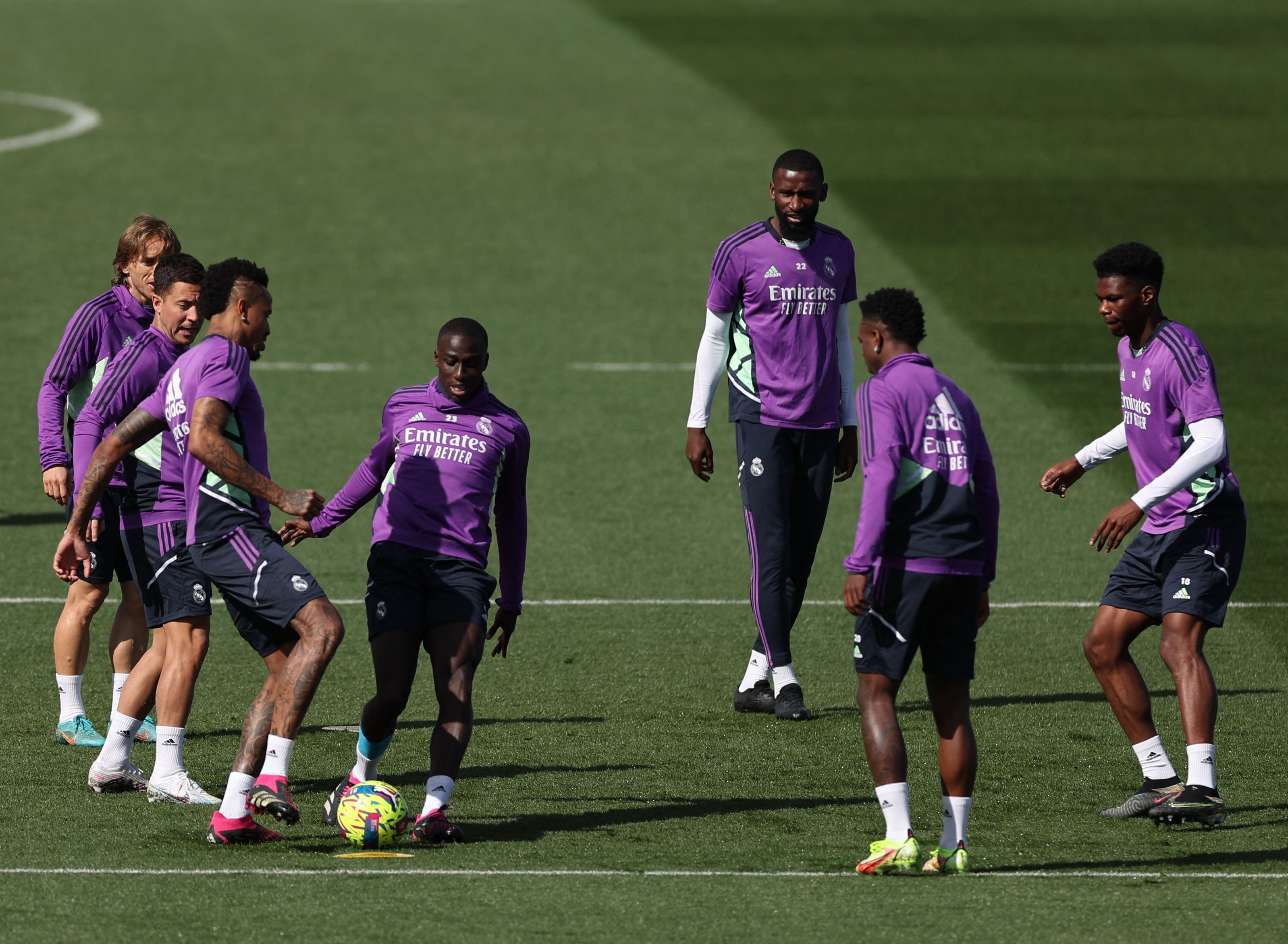 Pemain Real Madrid berlatih jelang laga el clasico melawan Barcelona