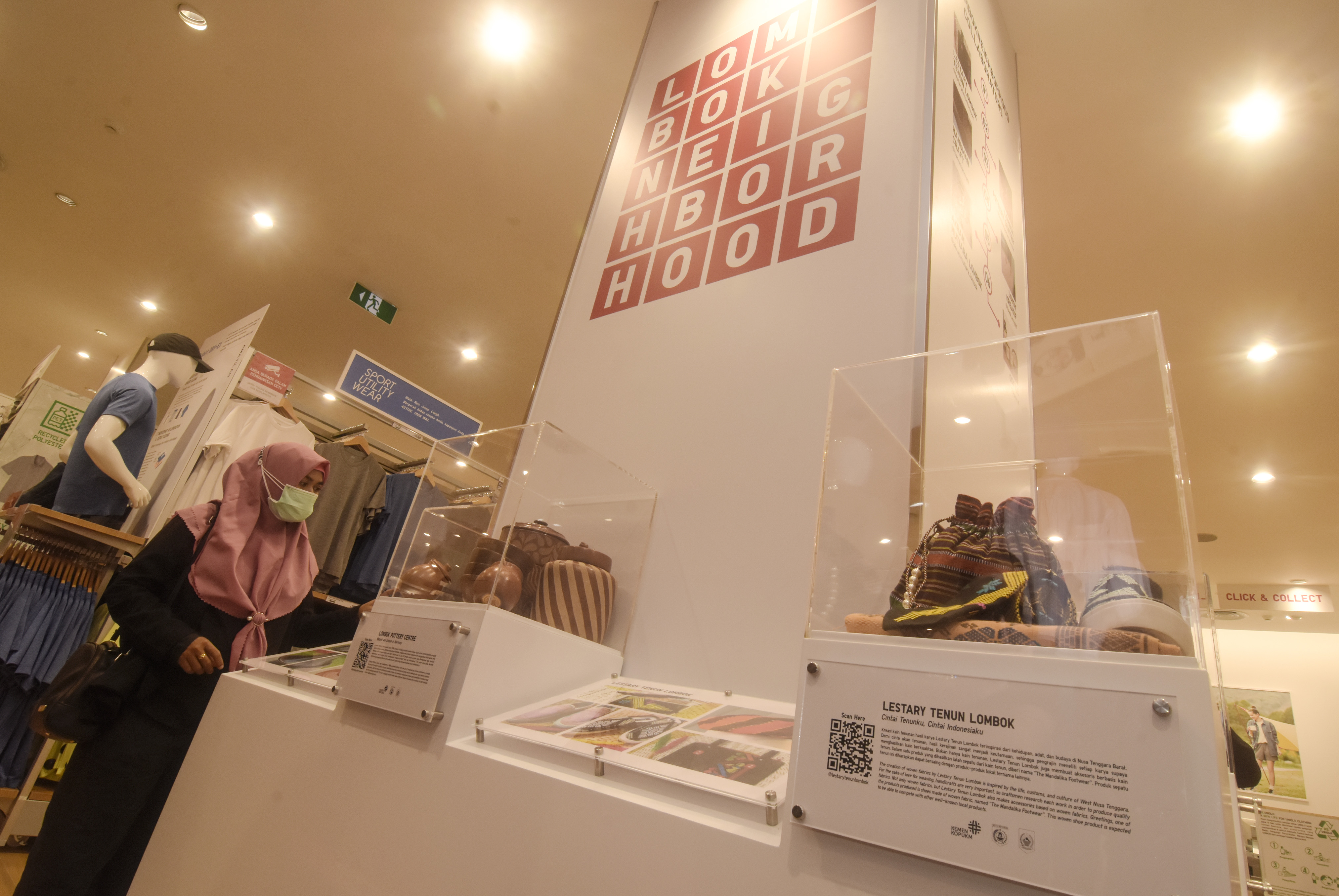 Pengunjung mengamati etalase produk lokal Lombok di gerai Uniqlo, Lombok Epicentrum Mall, Kota Mataram, NTB, Senin (7/3/2022).