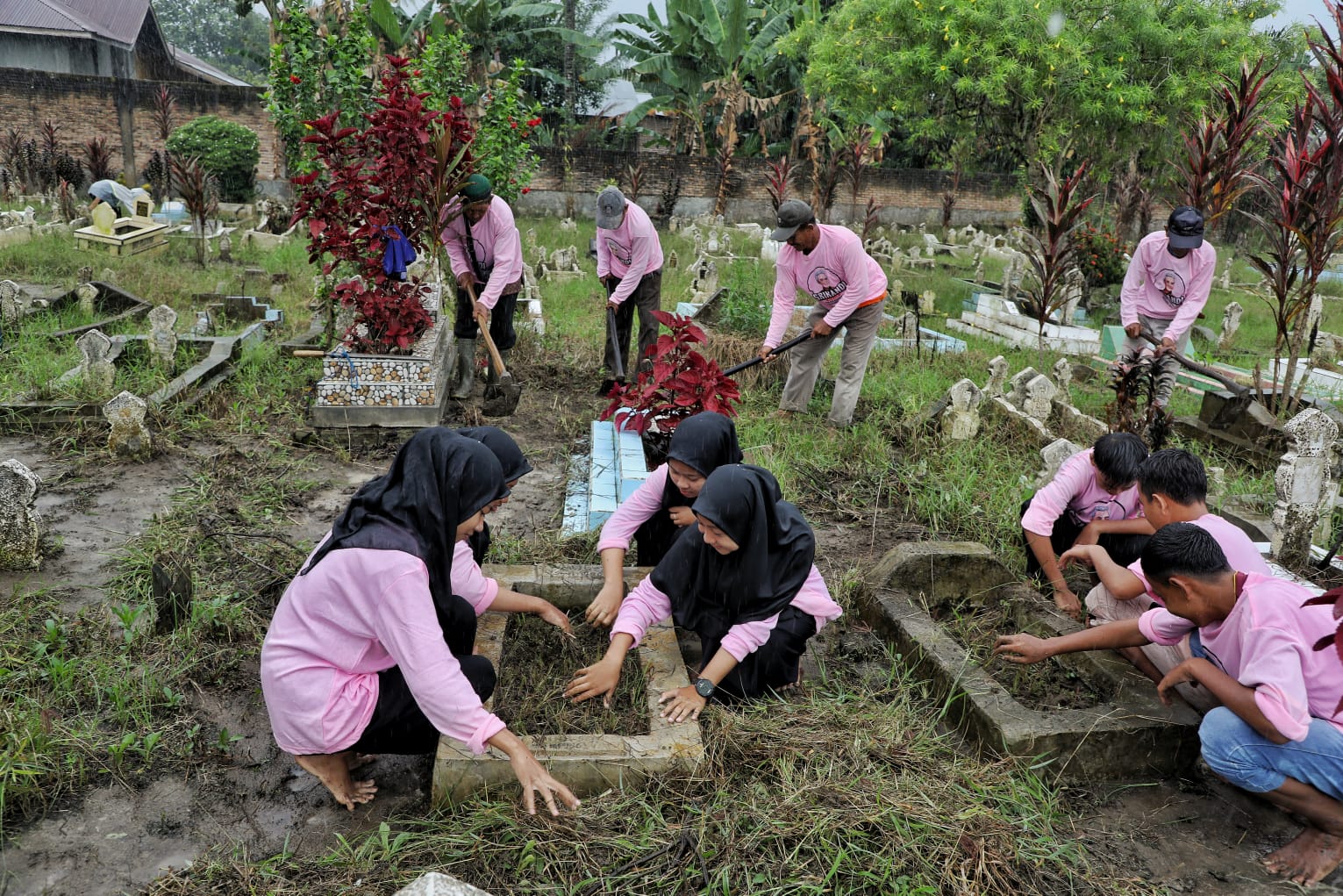 Srikandi Ganjar di Sumut melakukan kegiatan bersih-bersih makam di Deli Serdang